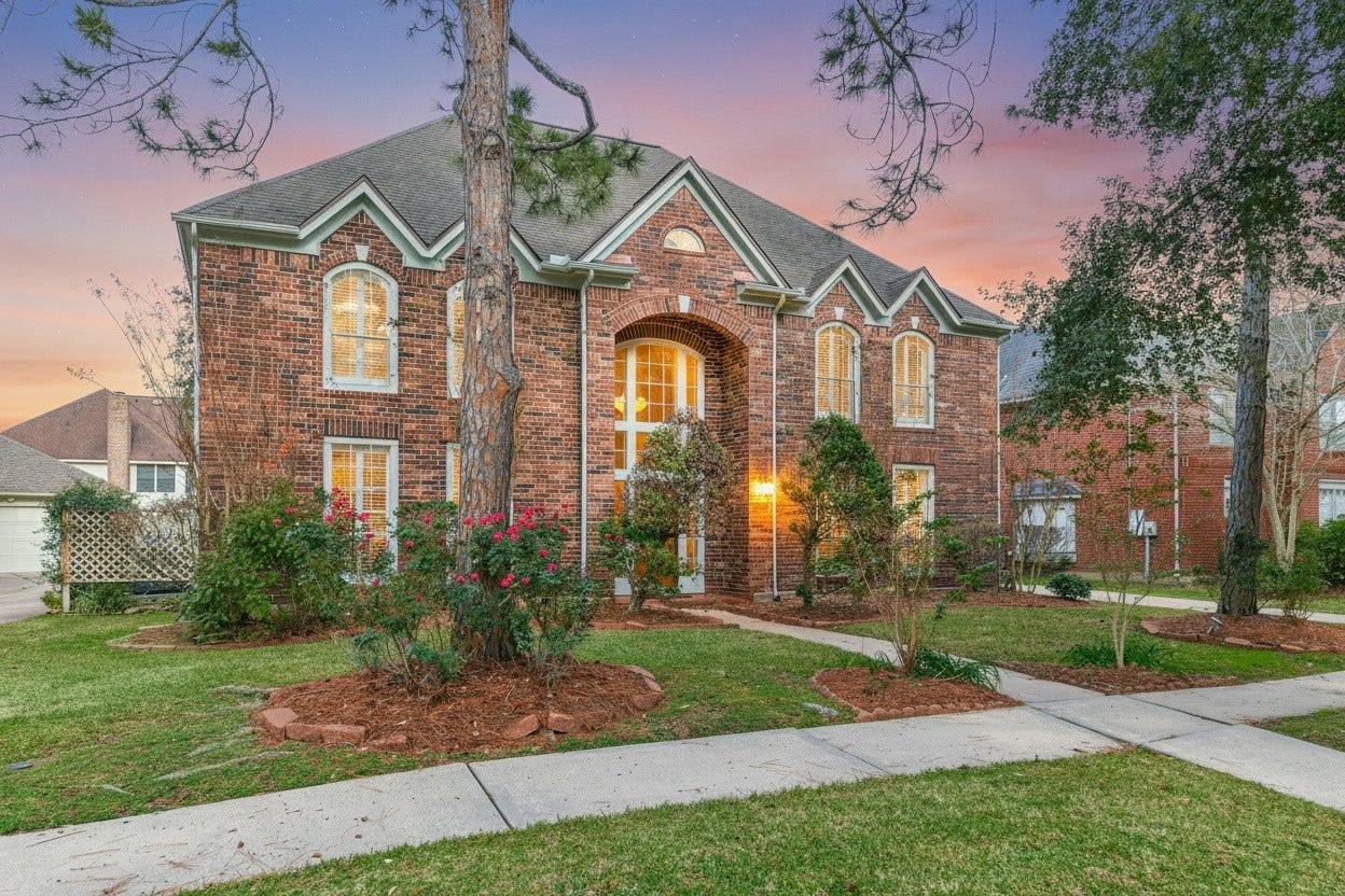 2021 Sandy Coast Circle, League City, TX 77573 Welcome to 2021 Sandy Coast Cira beautifully designed home featuring an inviting, spacious entrance with elegant flooring, high ceilings, and a grand staircase, perfect for creating cherished memories.