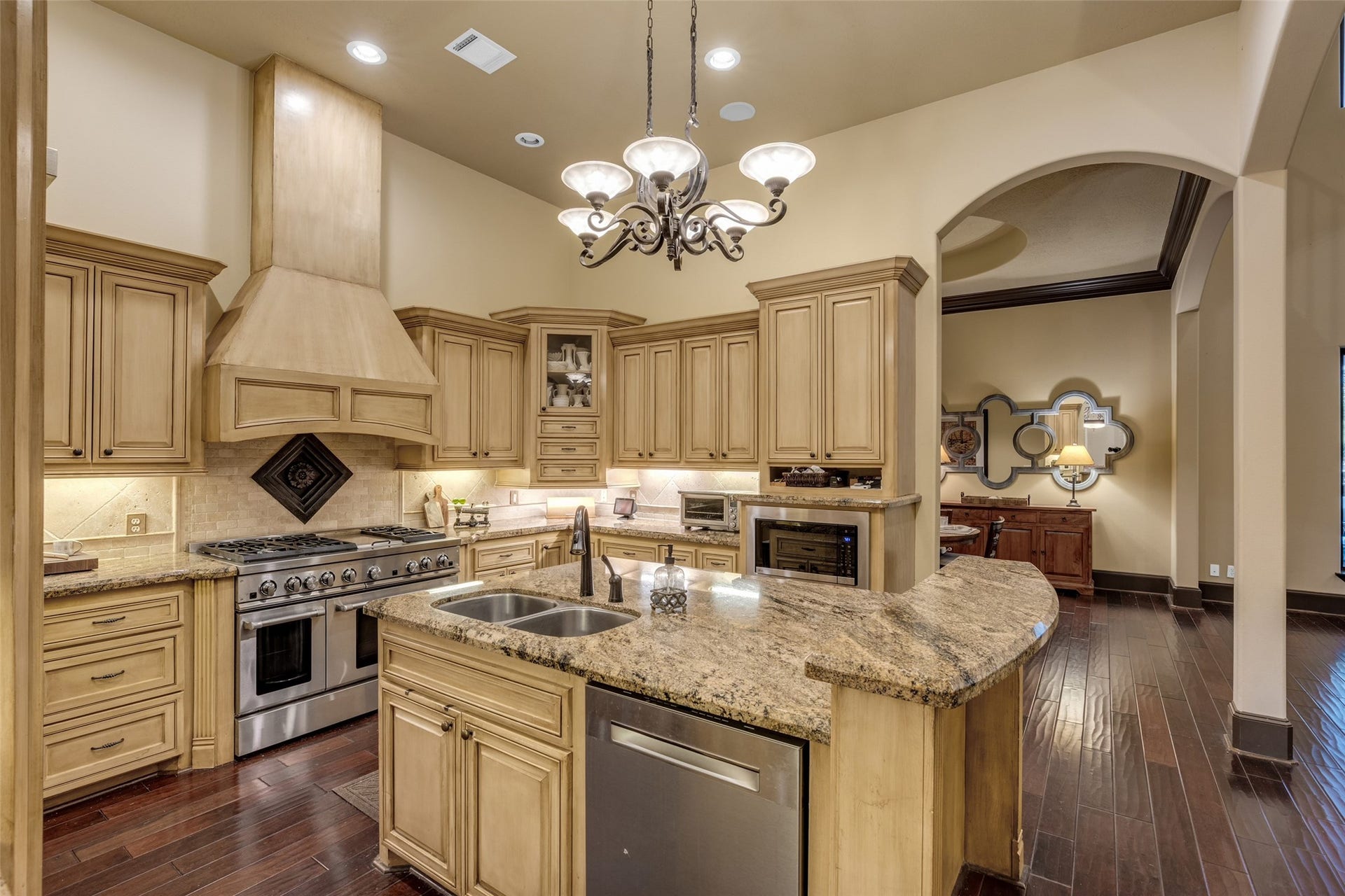 6702 Star Ledge Court, Spring, TX 77389 ITCHEN Beautifully designed with timeless custom cabinetry, granite countertops, and an expansive center island, the kitchen offers exceptional workspace and abundant storage for both everyday living and entertaining. High ceilings, quality stainless steel appliances, generous prep areas, and seamless flow into the breakfast room and family living spaces create an inviting gathering place where family and friends naturally come togethe