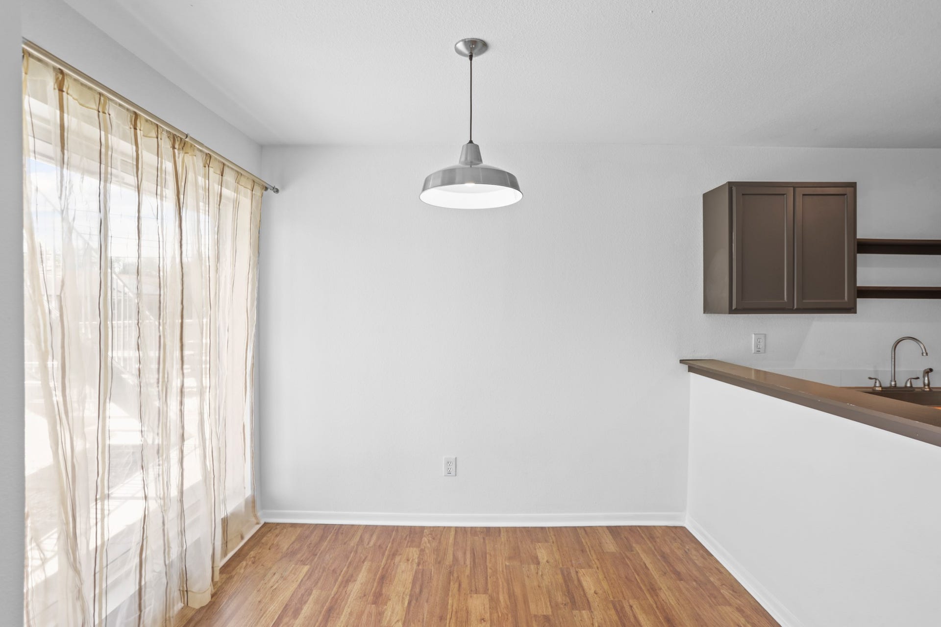 1408 Hughes Street, #11, Houston, TX 77023 Dine by the window with abundant natural light.
