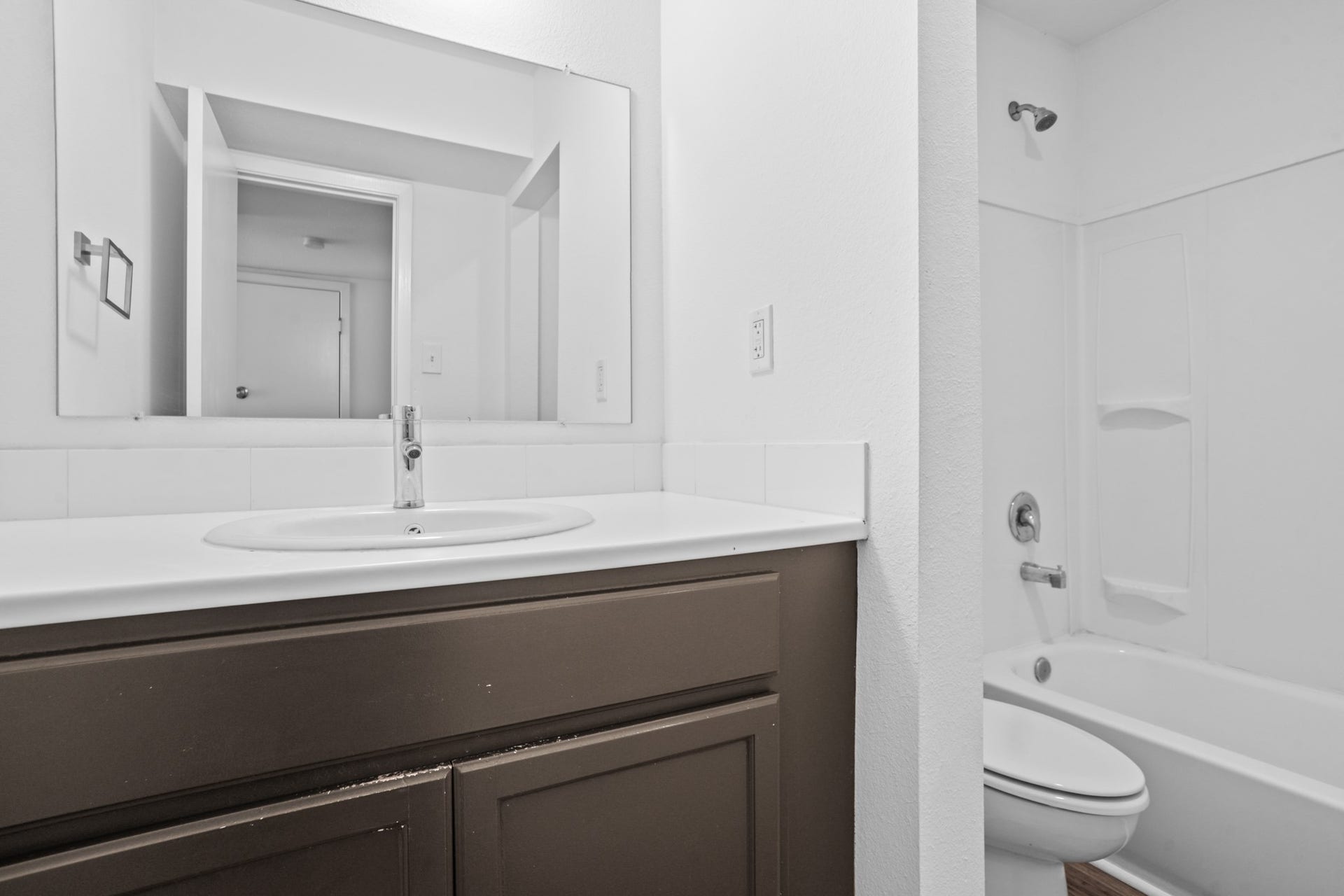 1408 Hughes Street, #11, Houston, TX 77023 Get ready for your day in this bright, clean and updated bath.