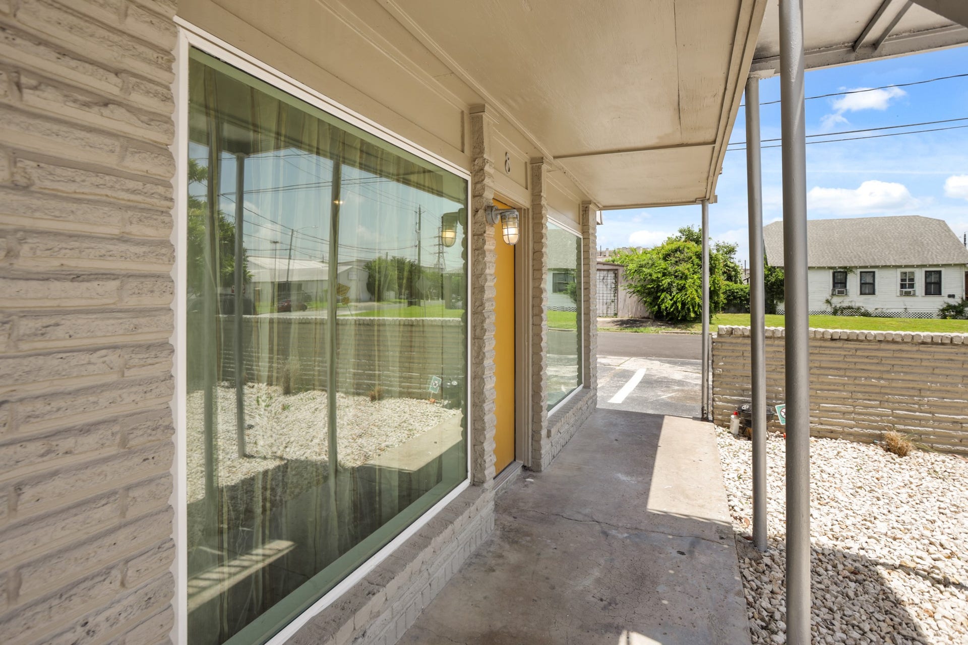 1408 Hughes Street, #11, Houston, TX 77023 Large picture windows bring in abundant natural light.