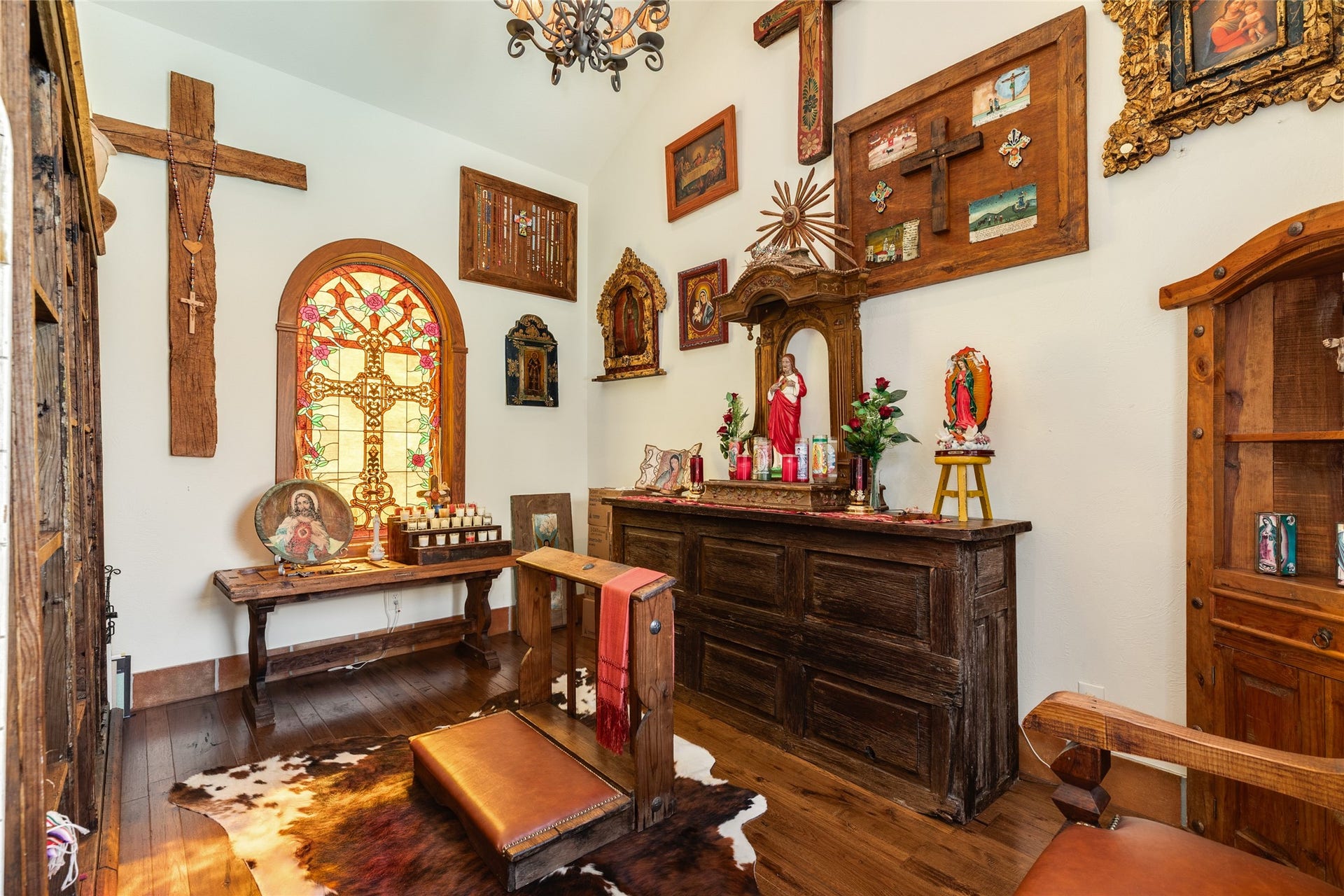 506 Sunset Circle, Tiki Island, TX 77554 Personal chapel, located on the first level