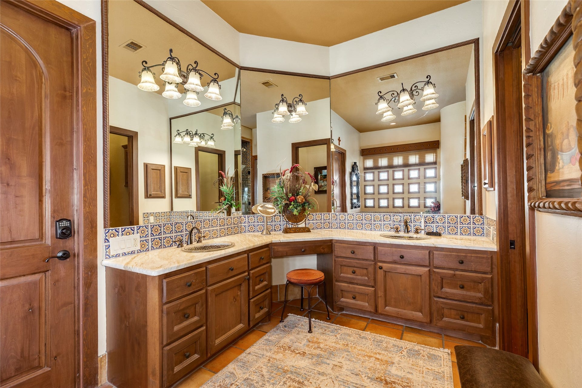 506 Sunset Circle, Tiki Island, TX 77554 Primary bathroom with double sinks, large walkin closet