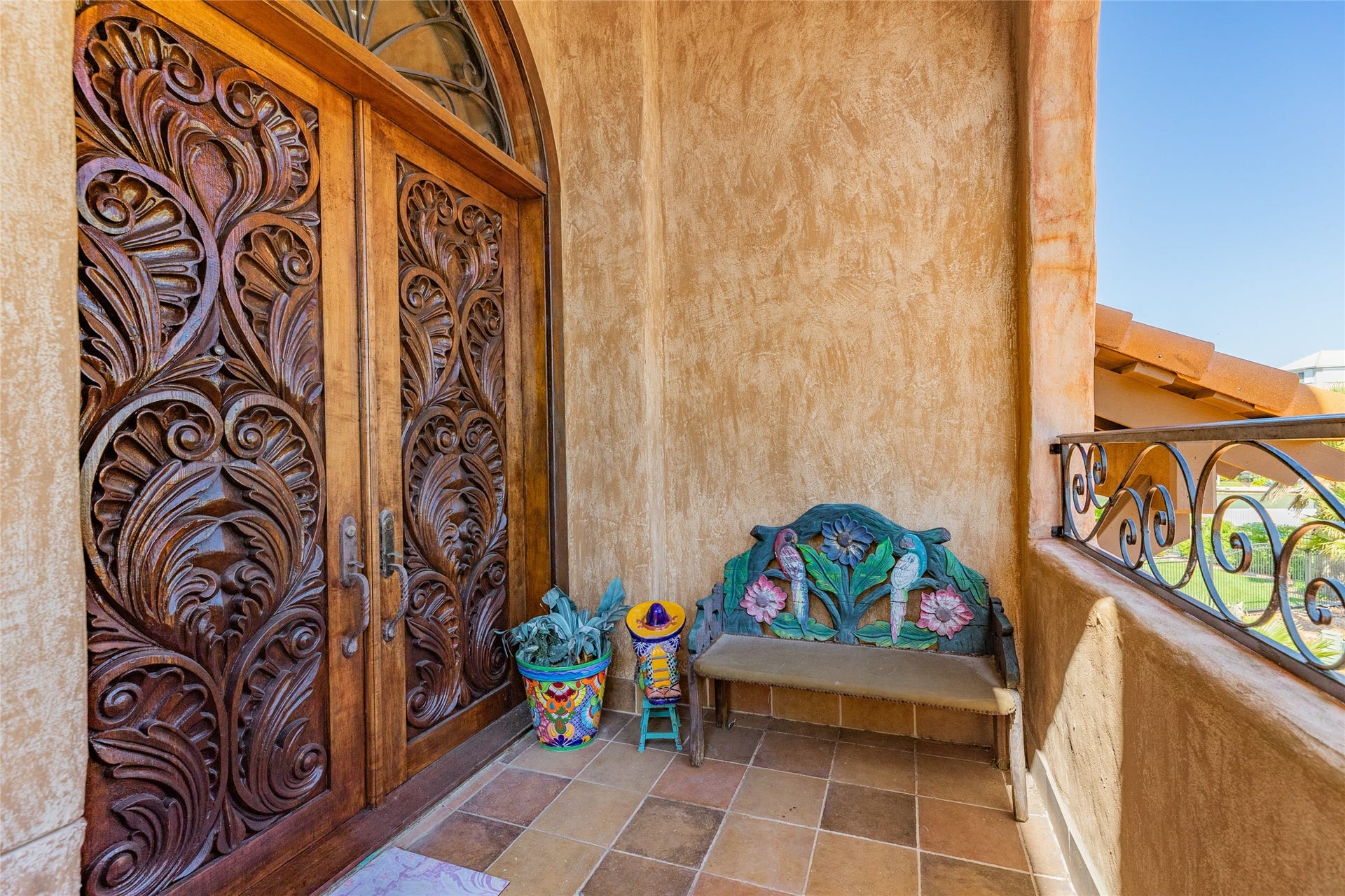 506 Sunset Circle, Tiki Island, TX 77554 Front entry