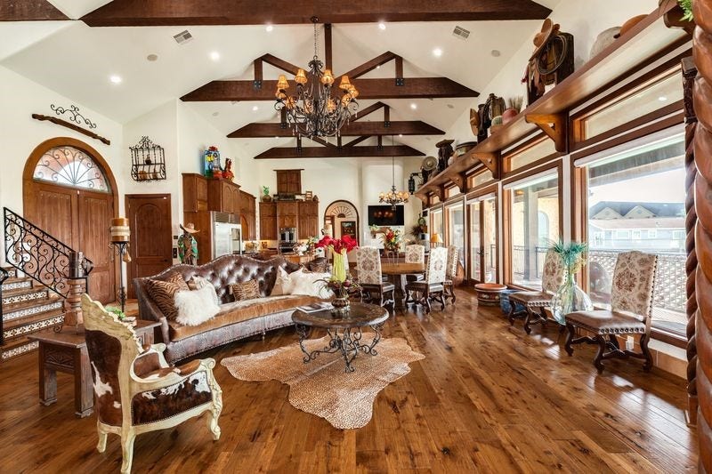506 Sunset Circle, Tiki Island, TX 77554 Large living and dining area