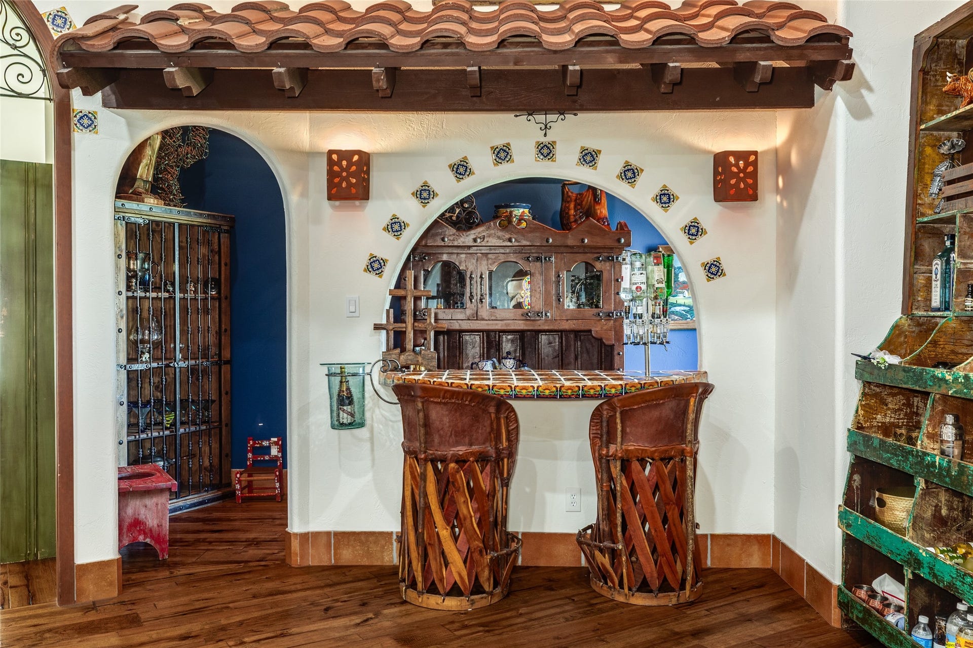 506 Sunset Circle, Tiki Island, TX 77554 Interior bar facing the library/study/office