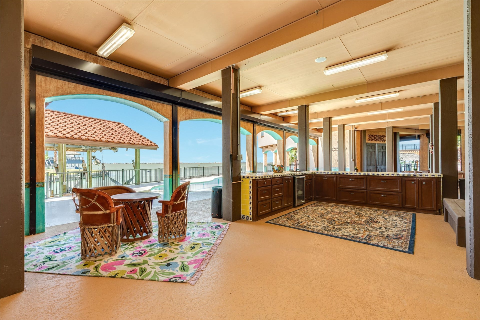506 Sunset Circle, Tiki Island, TX 77554 Ground level entertainment space