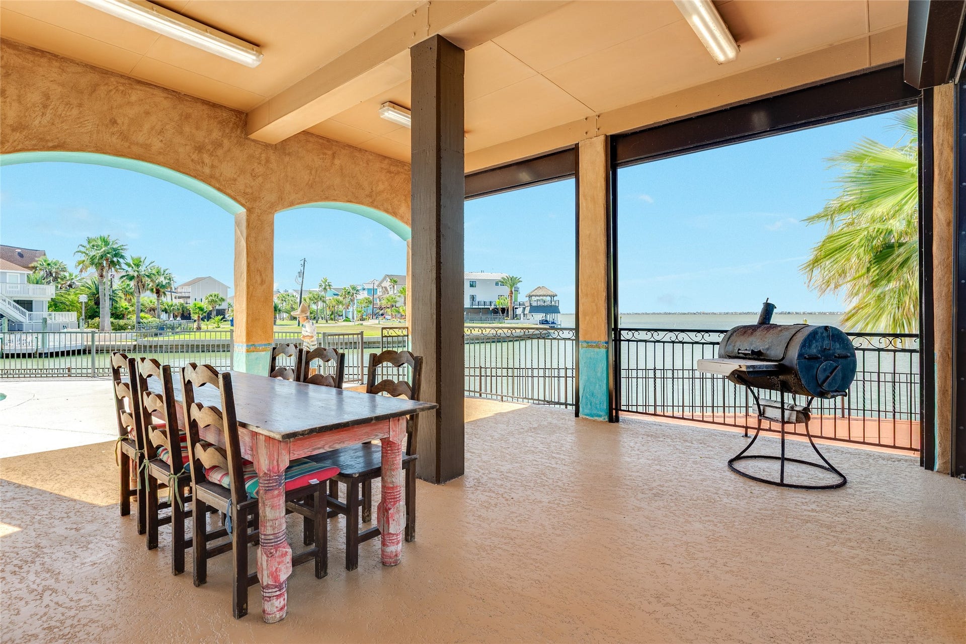 506 Sunset Circle, Tiki Island, TX 77554 Ground level entertainment space