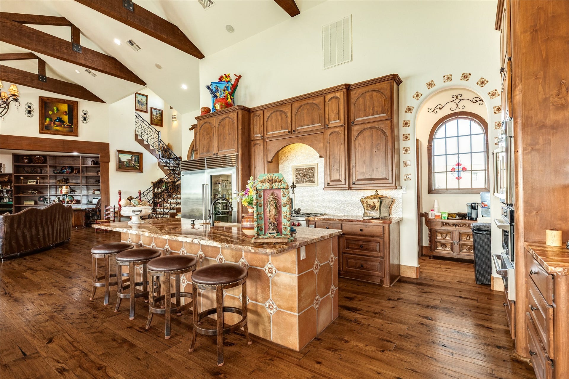 506 Sunset Circle, Tiki Island, TX 77554 Bar seating at the kitchen, with walk-in butler's pantry