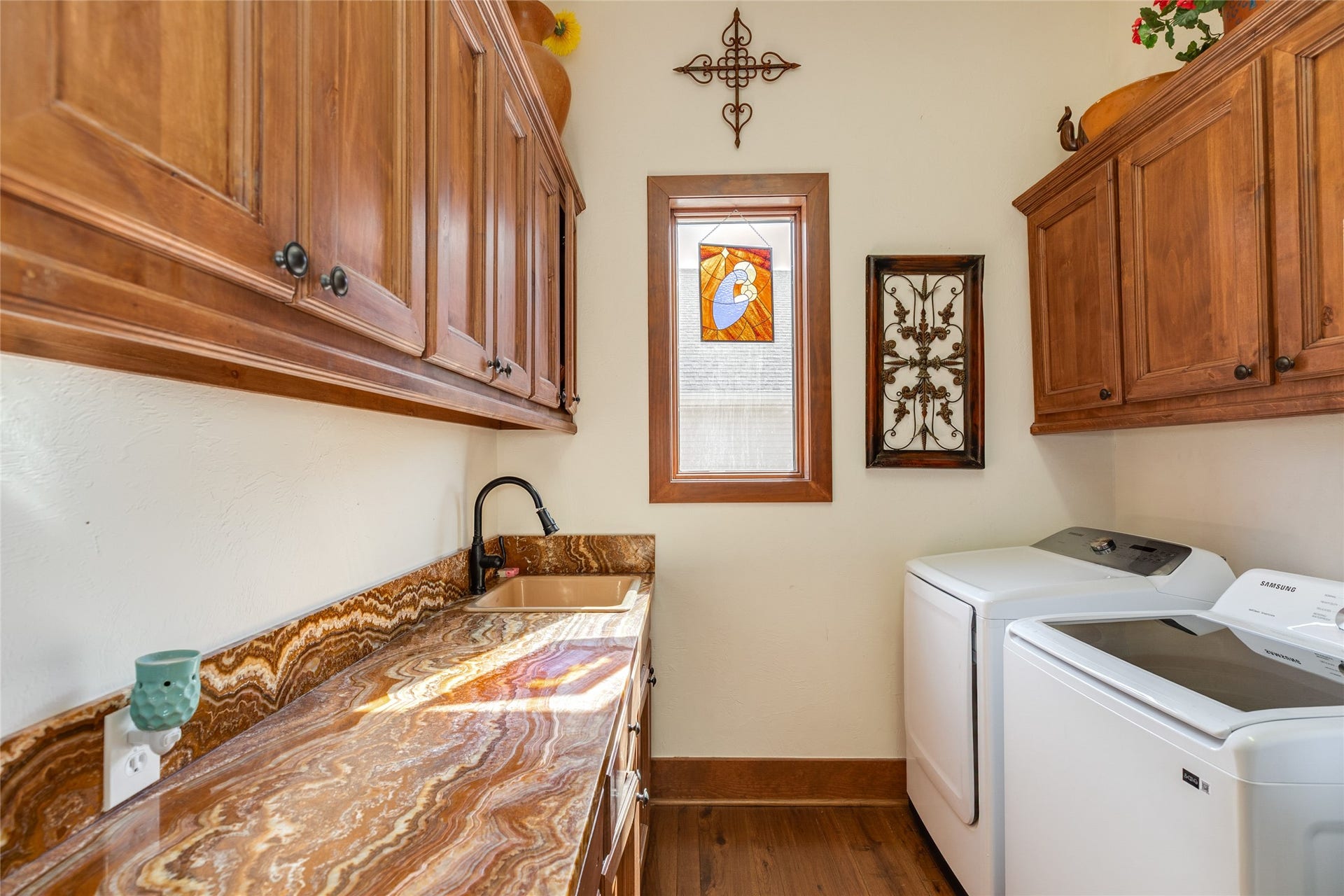 506 Sunset Circle, Tiki Island, TX 77554 Utility room