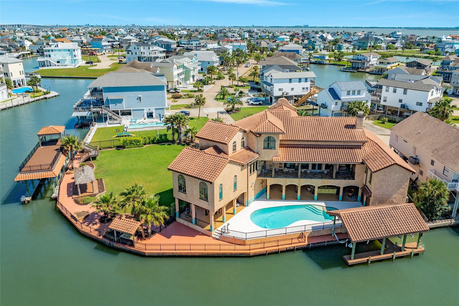 506 Sunset Circle, Tiki Island, TX 77554 Aerial view of property, showing adjacent lots for sale separately