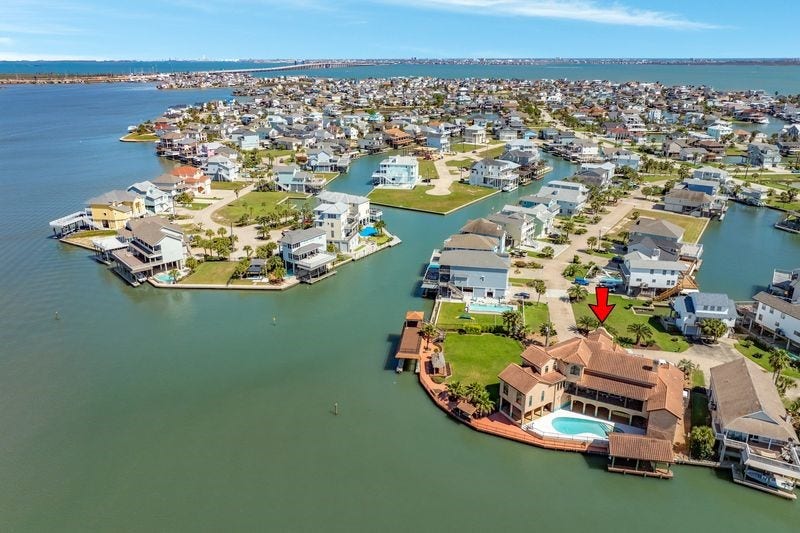 506 Sunset Circle, Tiki Island, TX 77554 Perfectly situation on 2 beautiful lots on Galveston bay