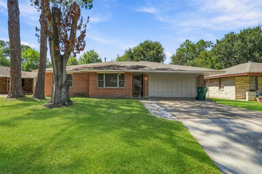 Property photo for 2010 Robinhood Street, Pasadena, TX