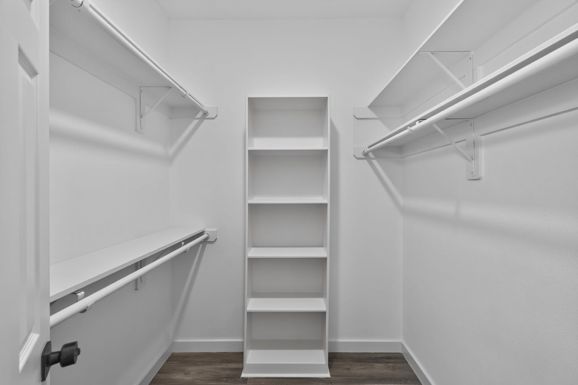 18 Griffin Hill Court, The Woodlands, TX 77382 The spacious walk-in closet at 18 Griffin Hill Court features generous built-in shelving, double hanging rods, and ample storage capacity for a full wardrobe and everything beyond. This perfectly organized closet is a key feature of the primary suite, providing the kind of storage that makes everyday living feel effortless and truly luxurious.