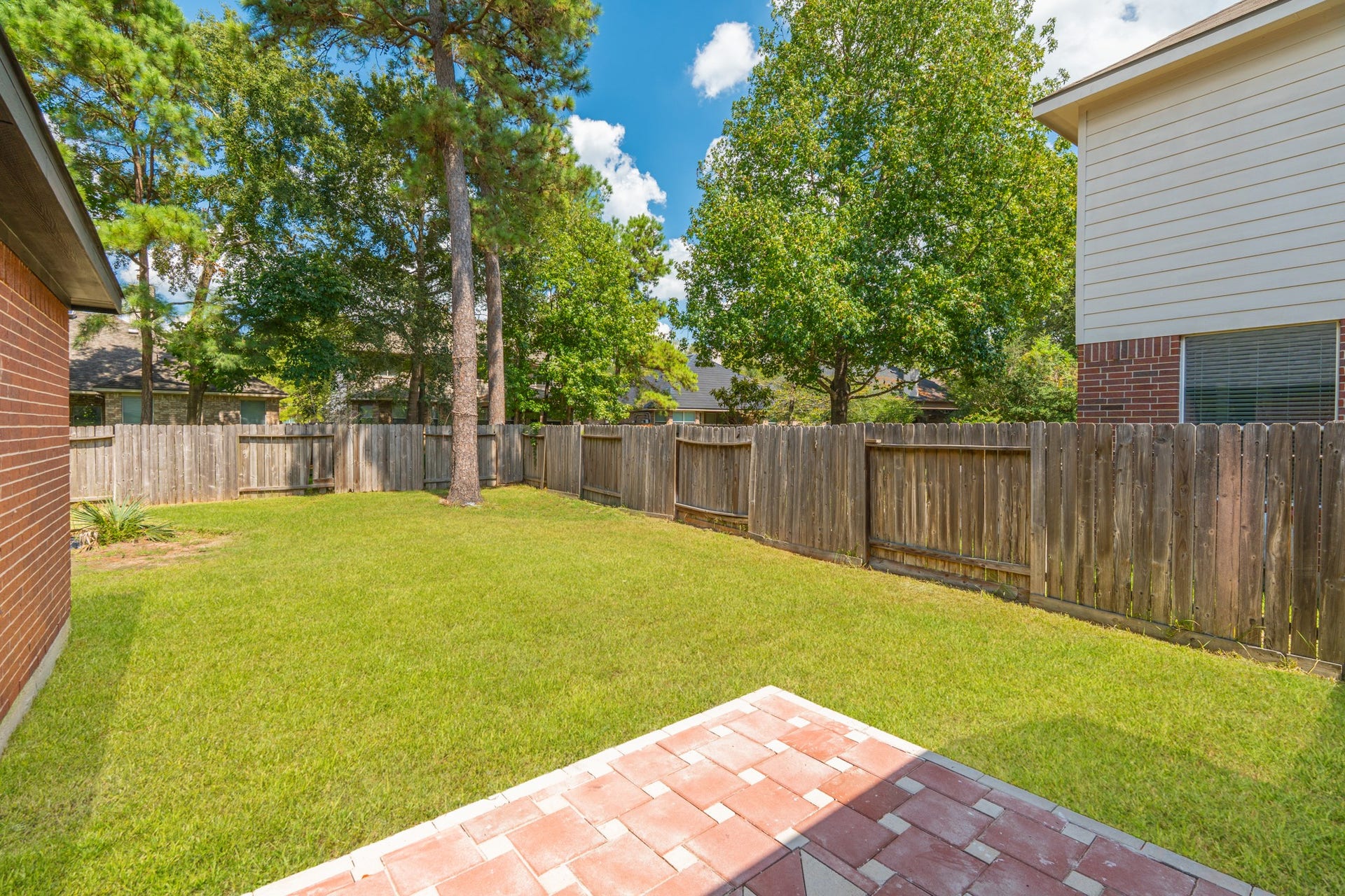 18 Griffin Hill Court, The Woodlands, TX 77382 The side and rear yard of 18 Griffin Hill Court offer beautiful green space framed by mature trees and a sturdy privacy fence. This well-maintained outdoor area provides the ideal setting for outdoor living whether you envision morning coffee on the patio, weekend gardening, or building the backyard oasis that the space and Texas sunshine make possible.
