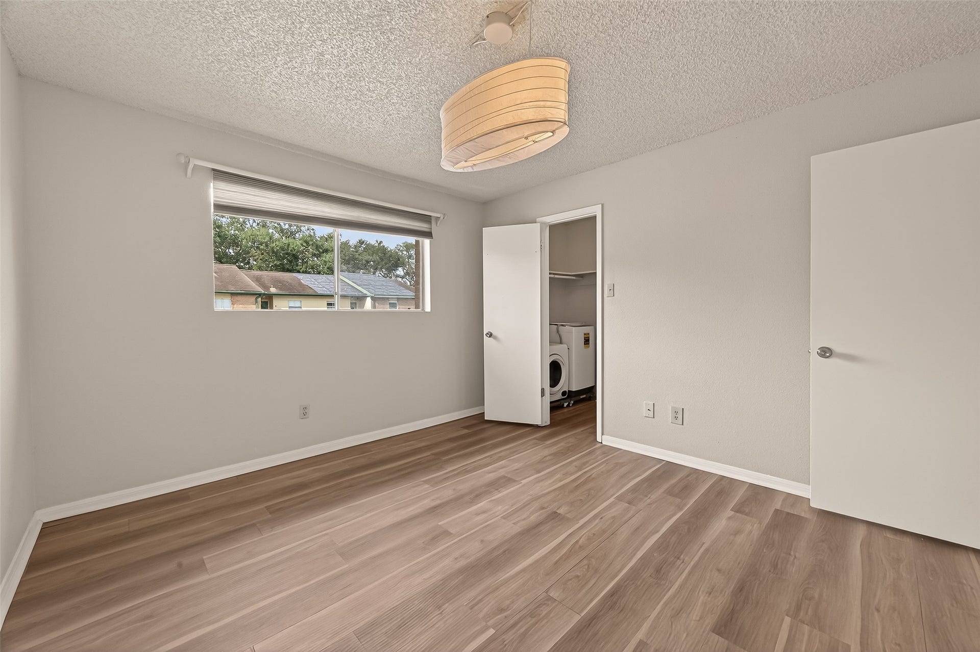 1516 Bay Area Boulevard, #H10, Houston, TX 77058 THE PRIMARY BEDROOM ALSO FEATURES 2 CLOSETS, ONE OF WHICH IS A WALK-IN.