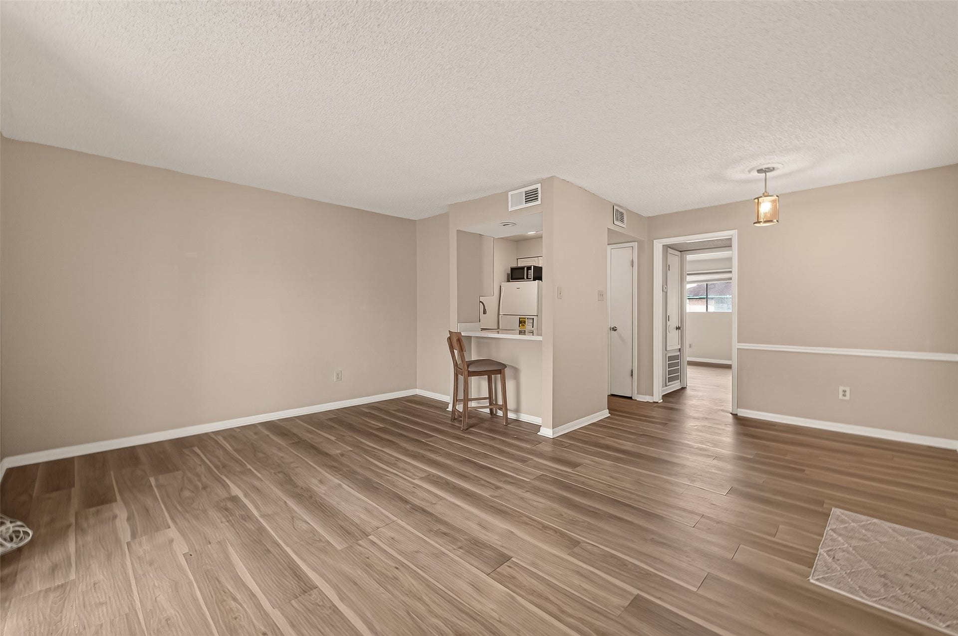 1516 Bay Area Boulevard, #H10, Houston, TX 77058 LUXURY VINYL PLANK FLOORS FLOW THROUGHOUT THE ENTIRE CONDO.