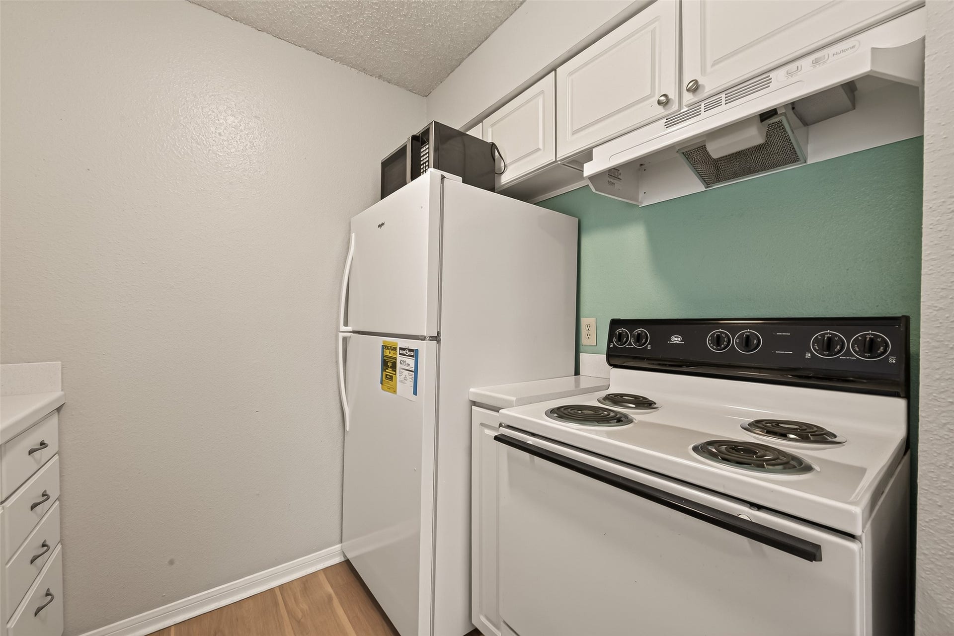 1516 Bay Area Boulevard, #H10, Houston, TX 77058 ELECTRIC RANGE AND FULL SIZE REFRIGERATOR WHICH STAYS WITH THE PROPERTY.