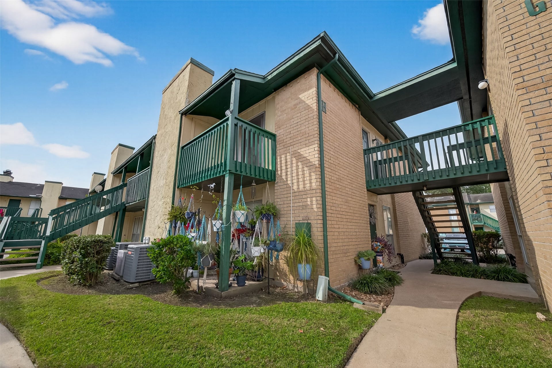 1516 Bay Area Boulevard, #H10, Houston, TX 77058 GROUND VIEW OF THE CORNER, 2ND FLOOR CONDO WITH BALCONY.