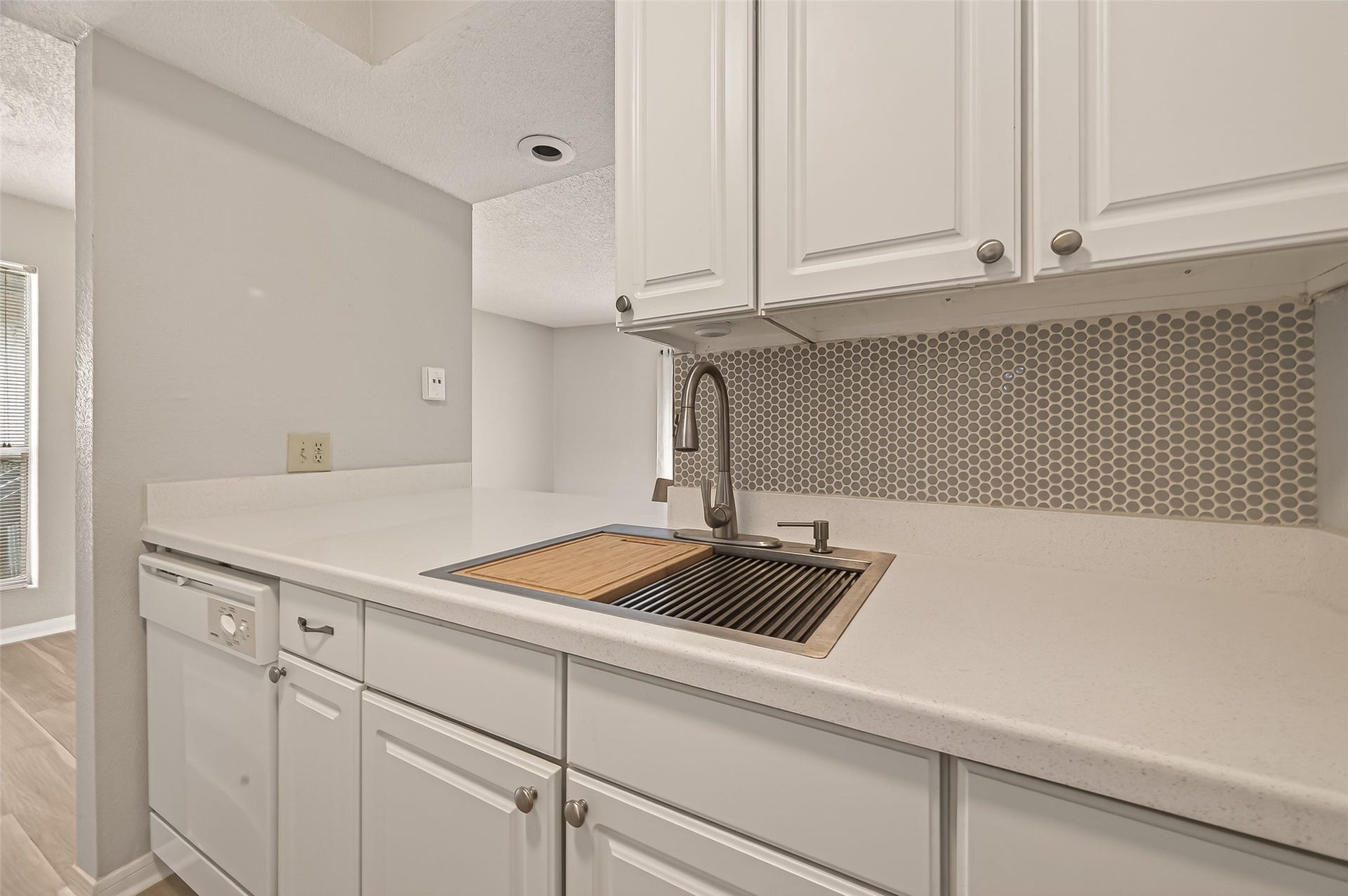 1516 Bay Area Boulevard, #H10, Houston, TX 77058 THE KITCHEN IS NICELY FINISHED WITH CORIAN COUNTERS AND UPDATED CABINETRY.
