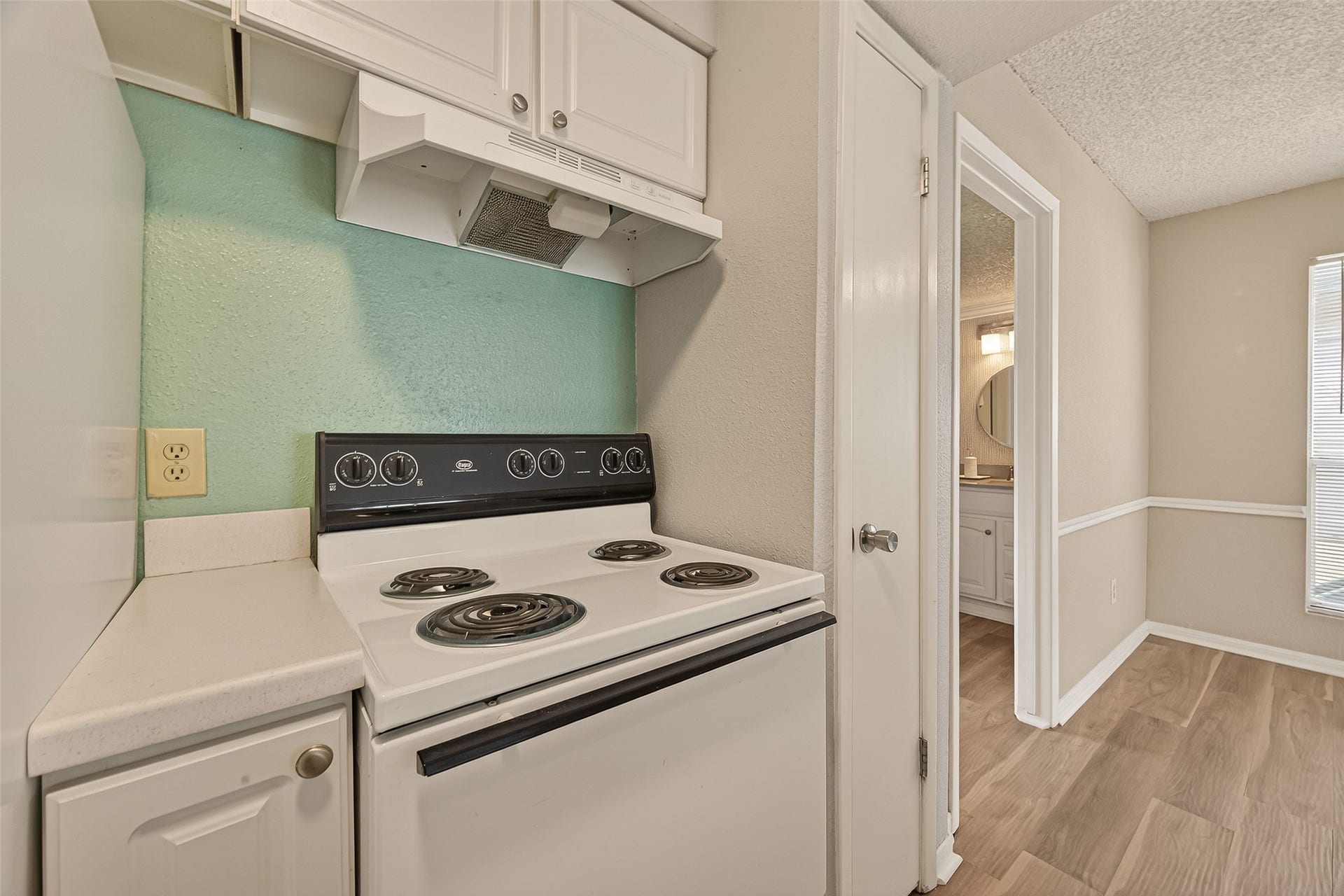 1516 Bay Area Boulevard, #H10, Houston, TX 77058 VIEW OF THE PANTRY AND BREAKFAST ROOM IN THE BACKGROUND.