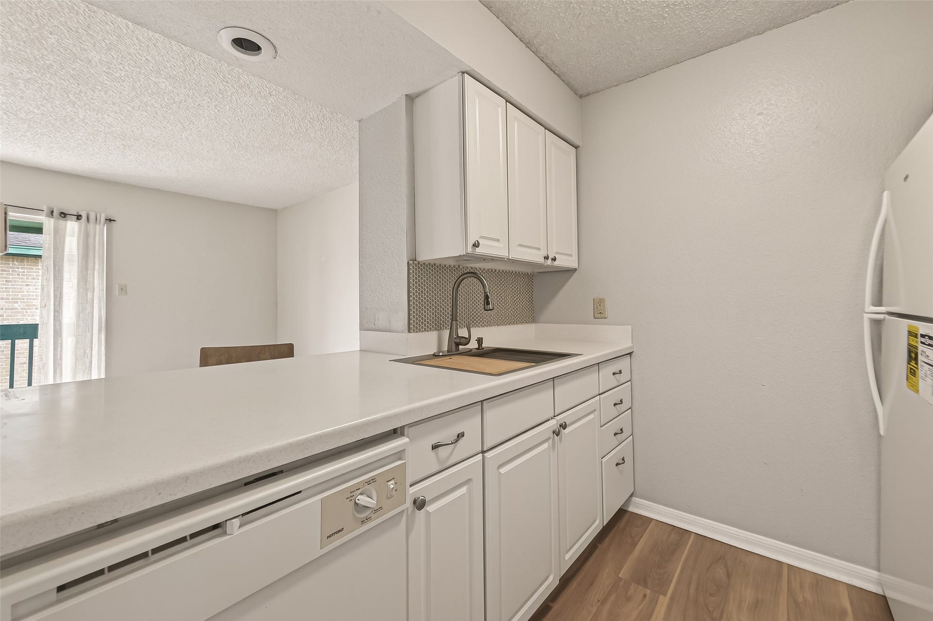 1516 Bay Area Boulevard, #H10, Houston, TX 77058 UPDATED KITCHEN OVERLOOKING THE DEN.