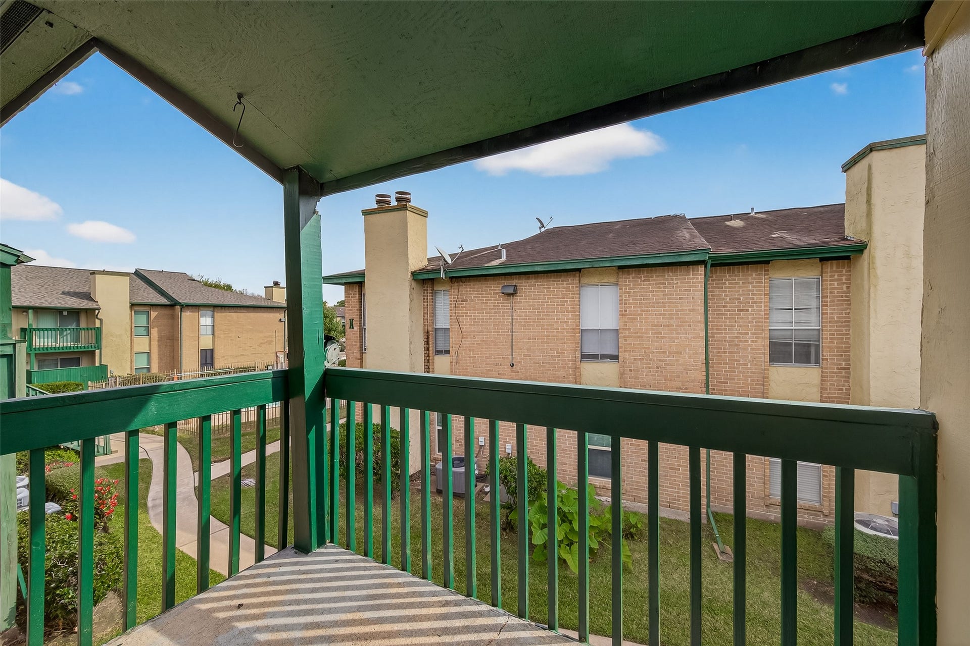 1516 Bay Area Boulevard, #H10, Houston, TX 77058 PRIVATE BALCONY OFF OF THE DEN.