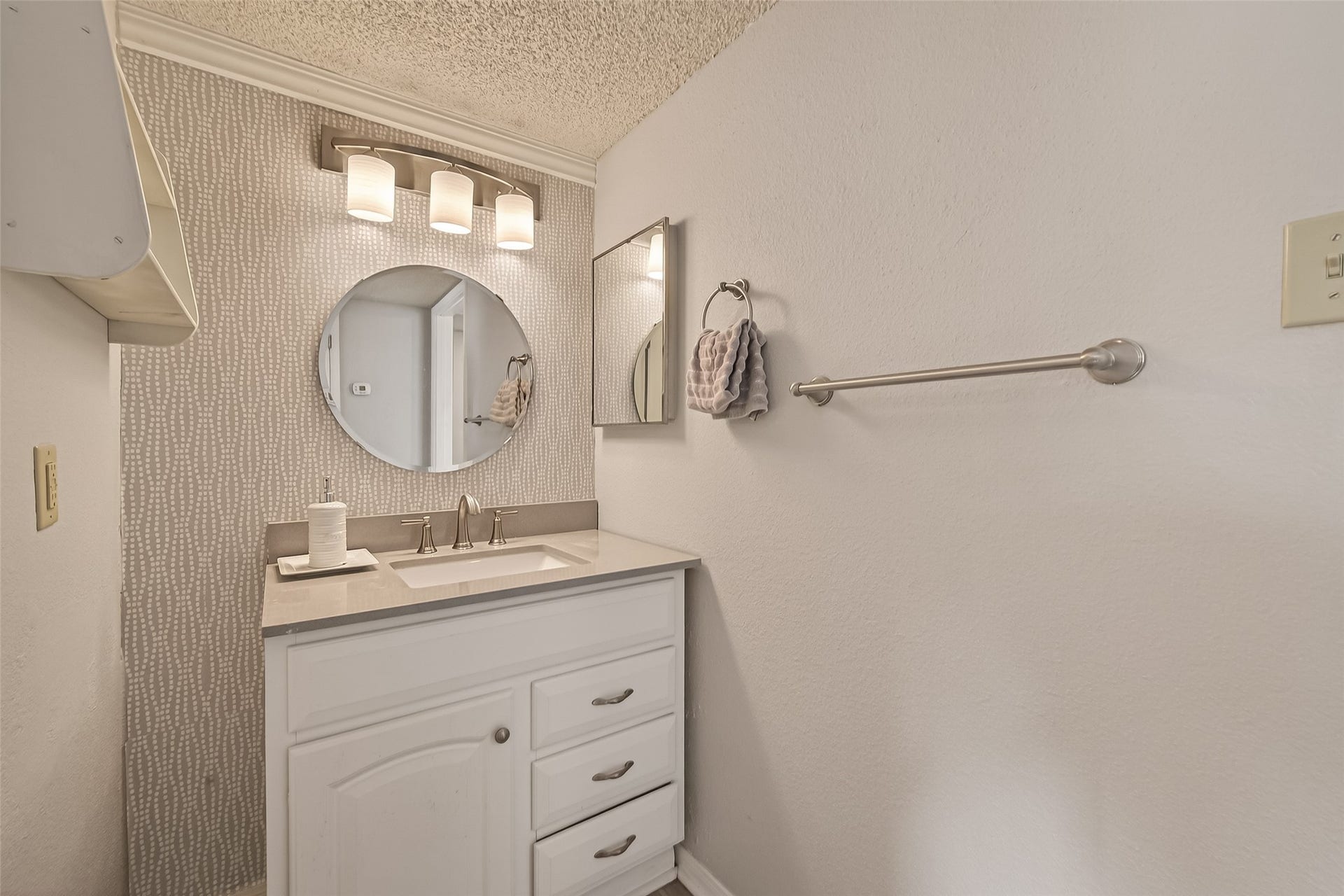 1516 Bay Area Boulevard, #H10, Houston, TX 77058 FULL BATHROOM WITH AN UPDATED VANITY AND TUB/SHOWER.