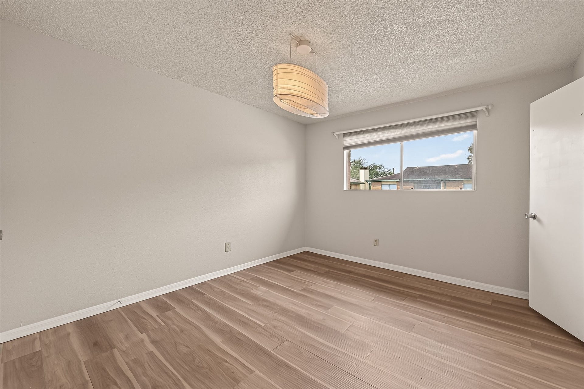 1516 Bay Area Boulevard, #H10, Houston, TX 77058 PRIMARY BEDROOM WITH LUXURY VINYL PLANK FLOORS.