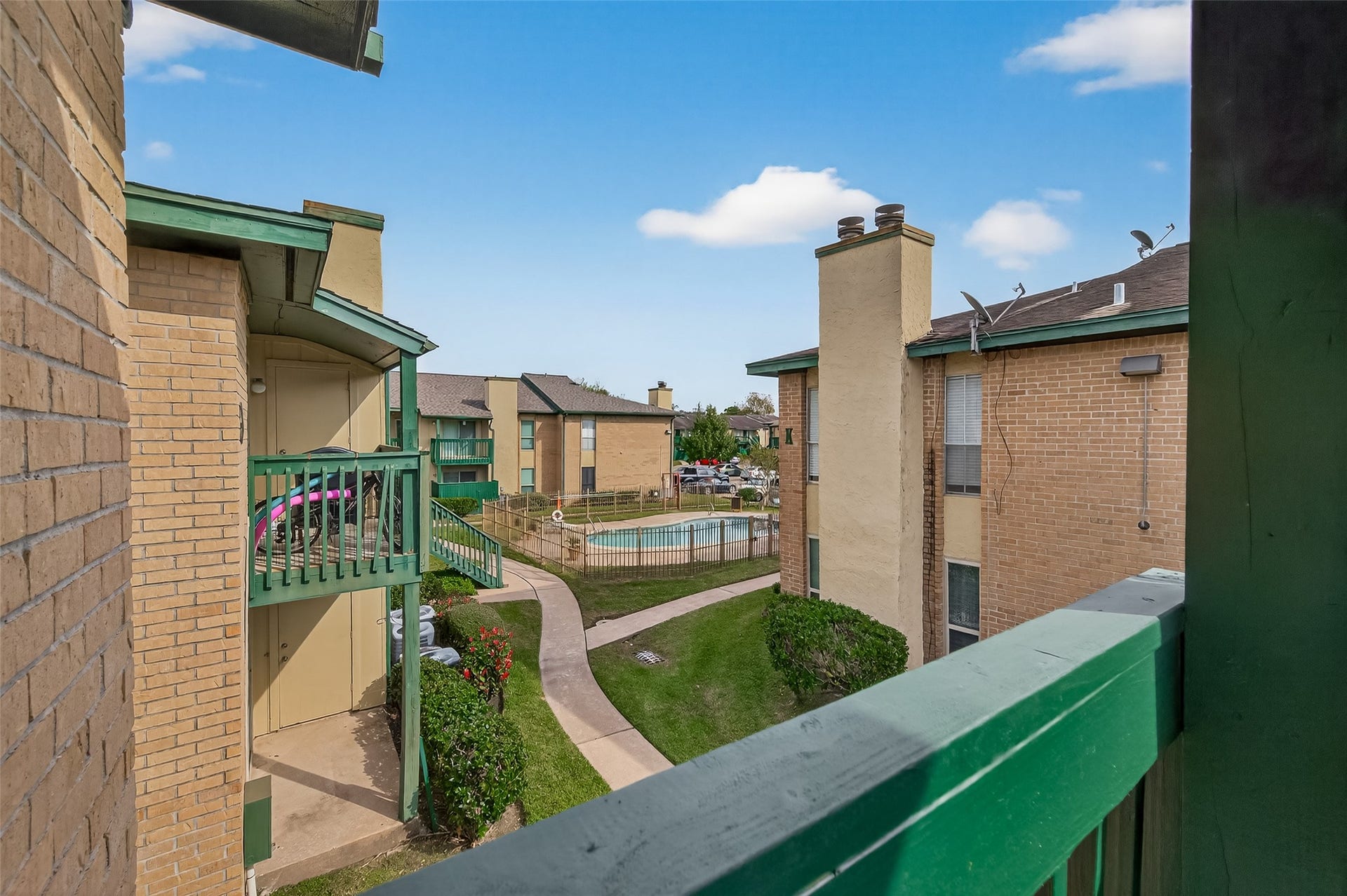 1516 Bay Area Boulevard, #H10, Houston, TX 77058 THE BALCONY OFFERS A NICE VIEW OF THE GREENSPACE BETWEEN THE CONDOS.