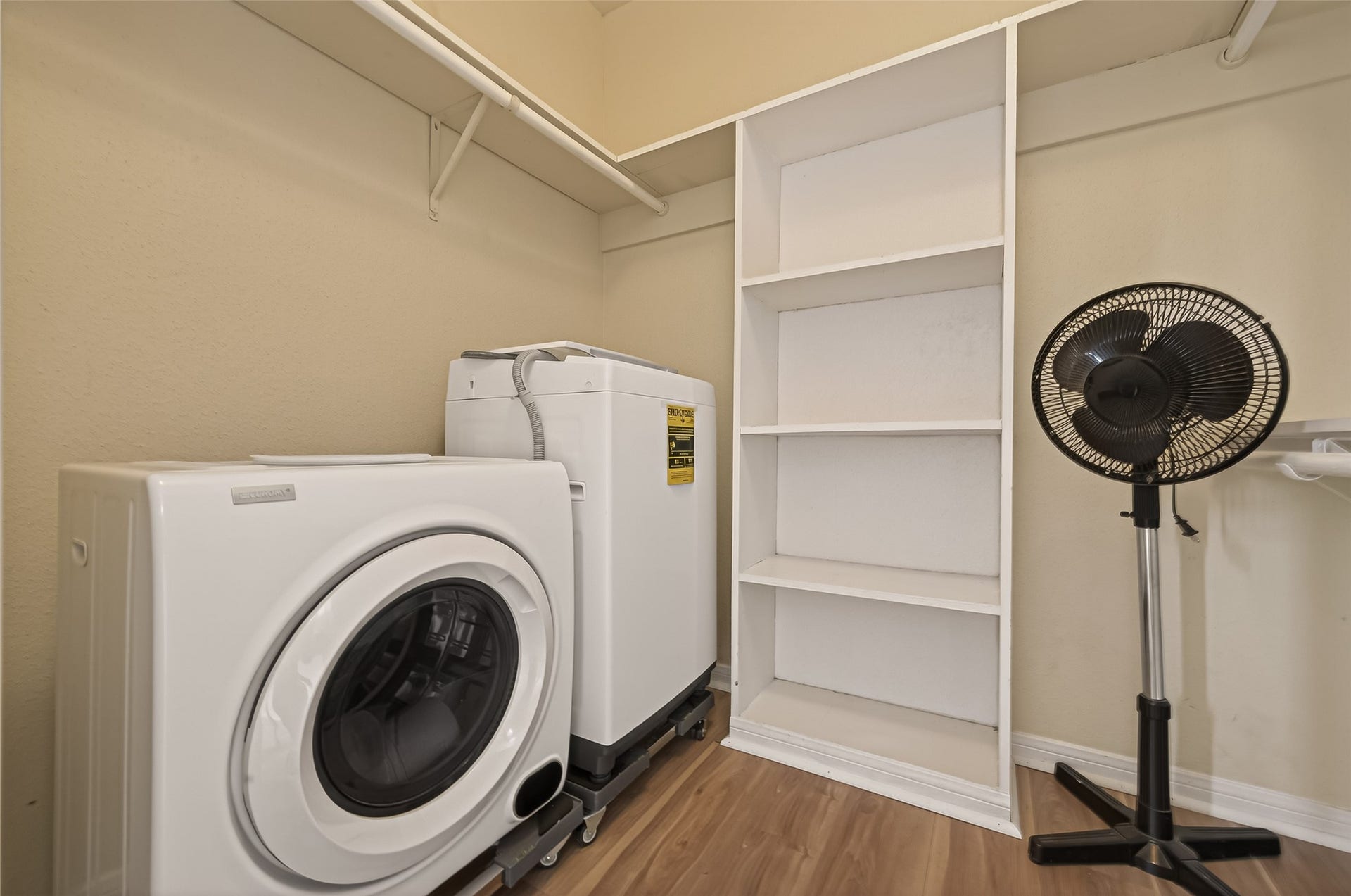 1516 Bay Area Boulevard, #H10, Houston, TX 77058 THIS UNIT FEATURES MOBILE WASHER AND DRYER WHICH WILL STAY WITH THE PROPERTY.