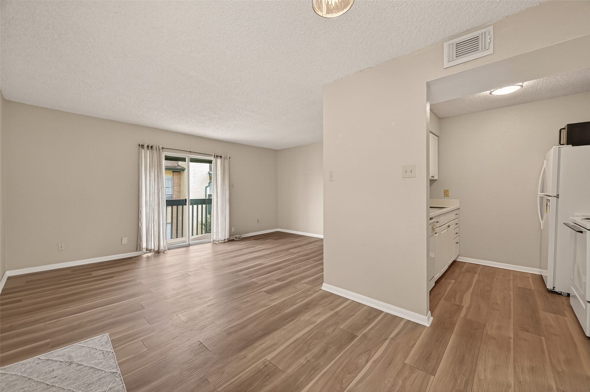 1516 Bay Area Boulevard, #H10, Houston, TX 77058 UPDATED AND MOVE-IN READY CONDO IN THE HEART OF CLEAR LAKE!