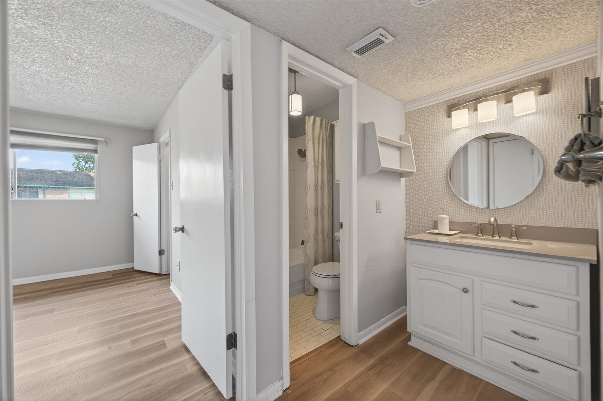 1516 Bay Area Boulevard, #H10, Houston, TX 77058 VIEW OF THE BATHROOM AND PRIMARY BEDROOM.
