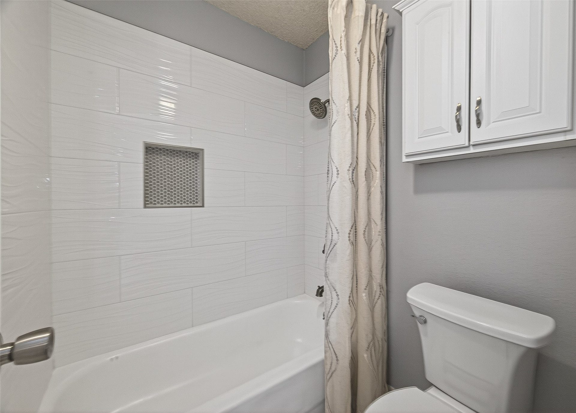 1516 Bay Area Boulevard, #H10, Houston, TX 77058 THE TUB/SHOWER HAS BEEN UPDATED WITH A MODERN TILE SURROUND.