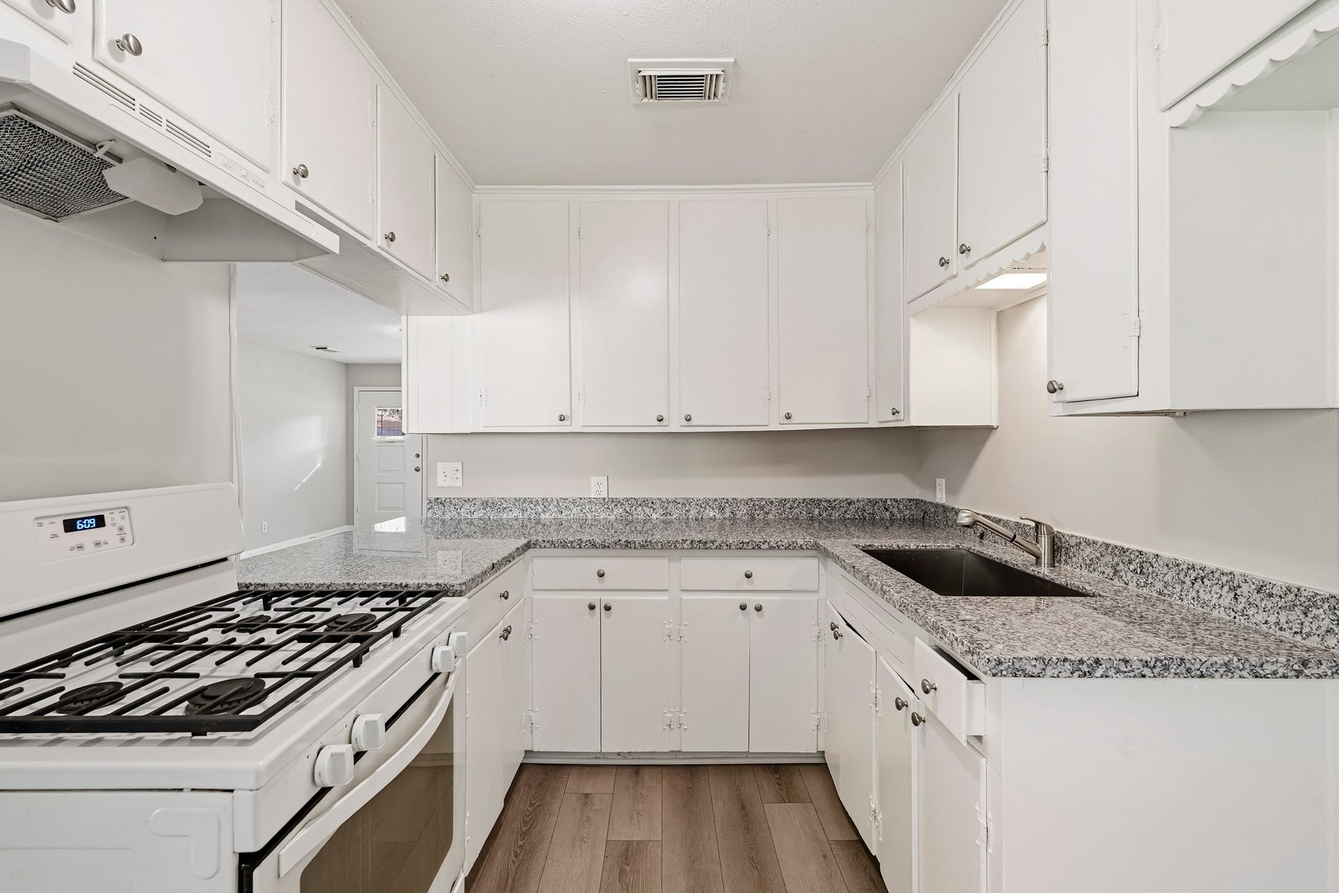 807 Texas Avenue, League City, TX 77573 807 Texas Avenue, League City, TX 77573