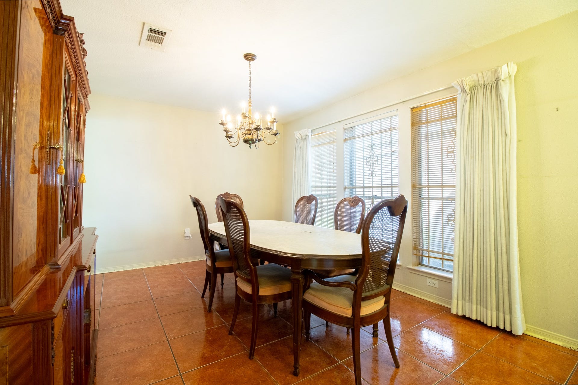 From Sunday dinners to special celebrations, imagine all the memories waiting to be made around your dining table.
