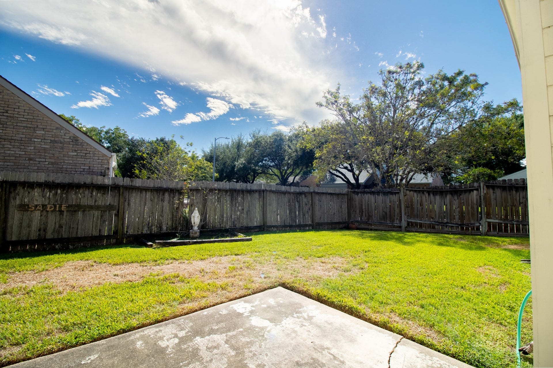Dreaming of backyard barbecues, a garden, or a peaceful outdoor escape? Imagine the possibilities here!