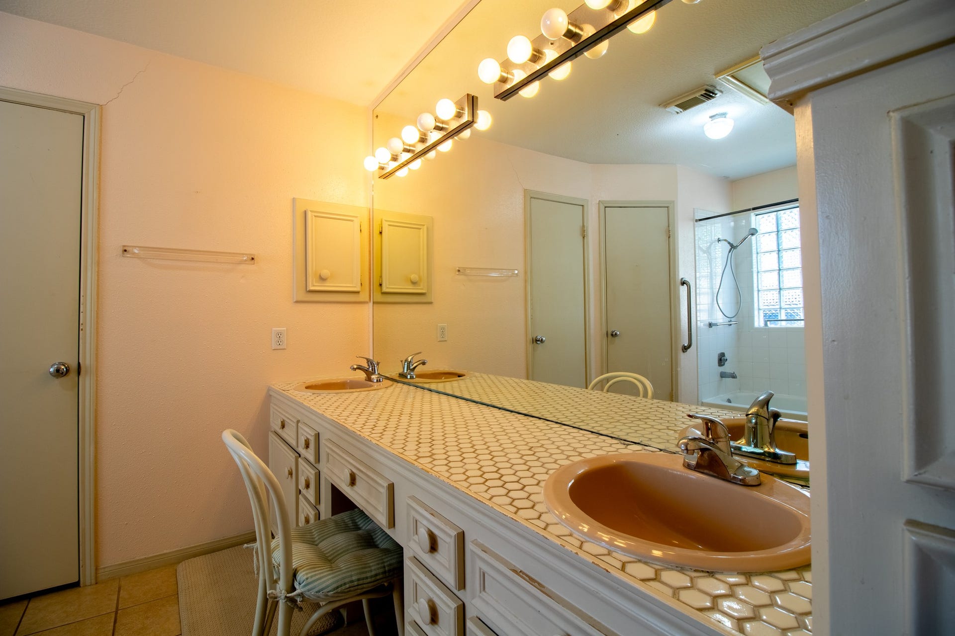 Picture your future vanity area, personalized with the finishes and details you've always wanted.