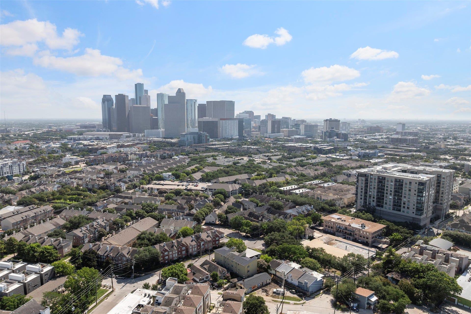 Location, Location. Walking distance to some of the best restaurants, bars and coffee shops in Houston