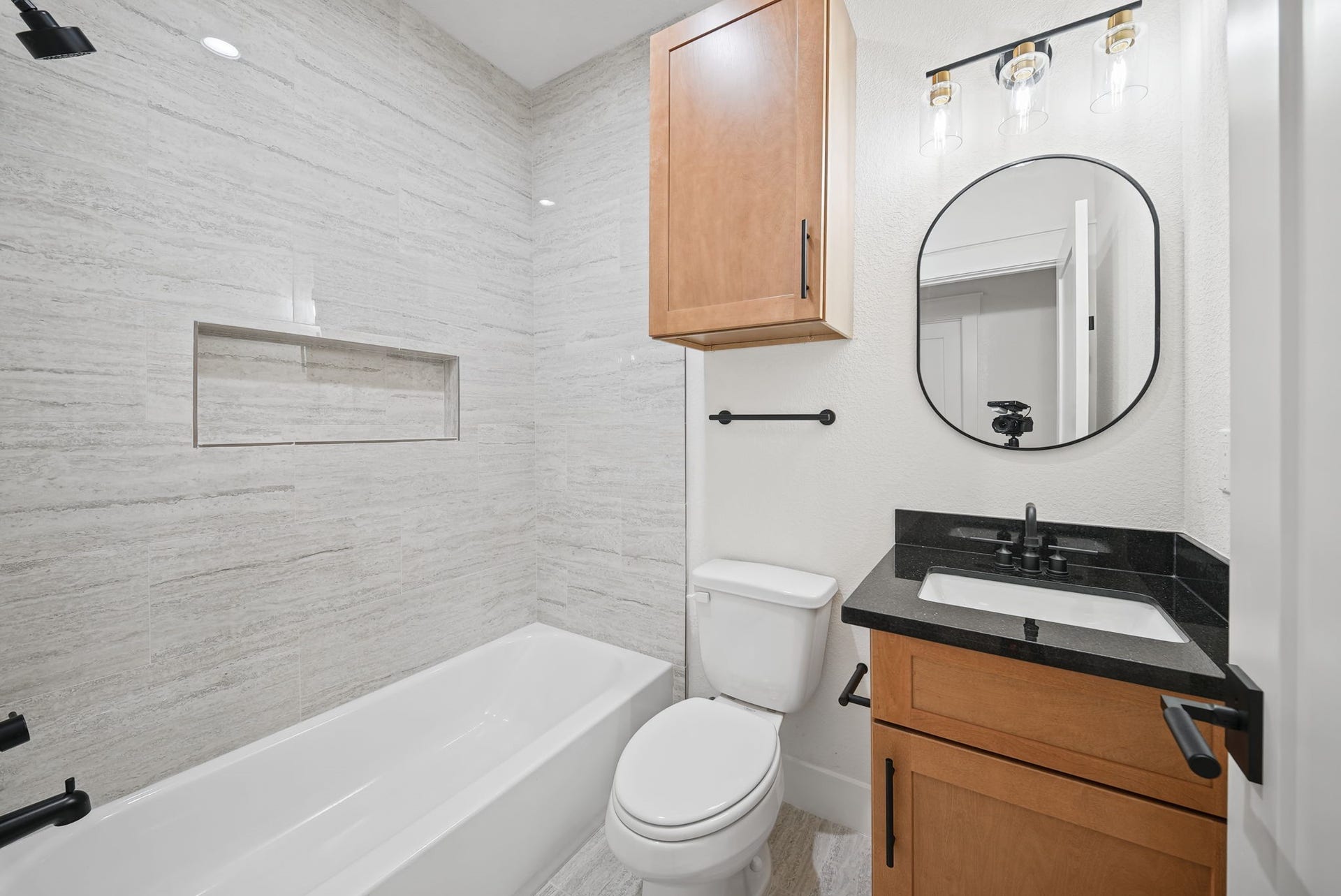 5601 Nielan Street, #B, Houston, TX 77028 Guest Bathroom