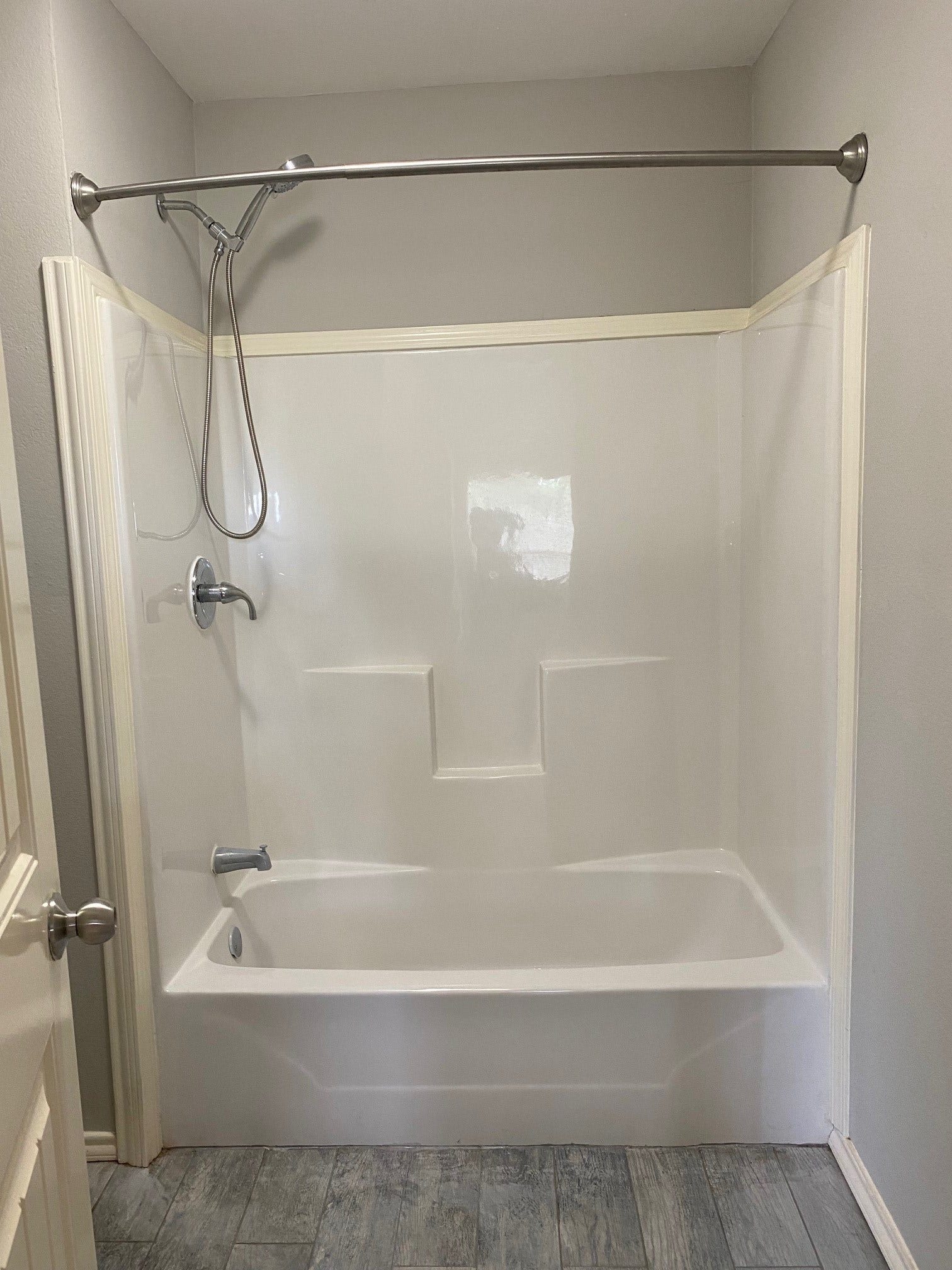 1809 W 8th Street, Freeport, TX 77541 Main Bathroom