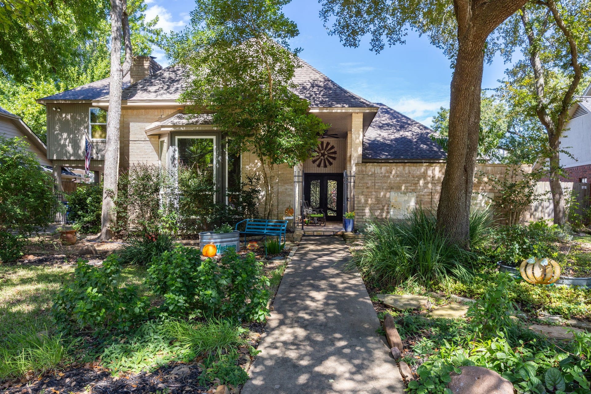 1622 Rambling Stone Drive, Richmond, TX 77406 Welcome to 1622 Rambling Stone in Pecan Grove, where mature trees, lush landscaping, and a winding walkway introduce a home filled with character and distinctive architectural details.