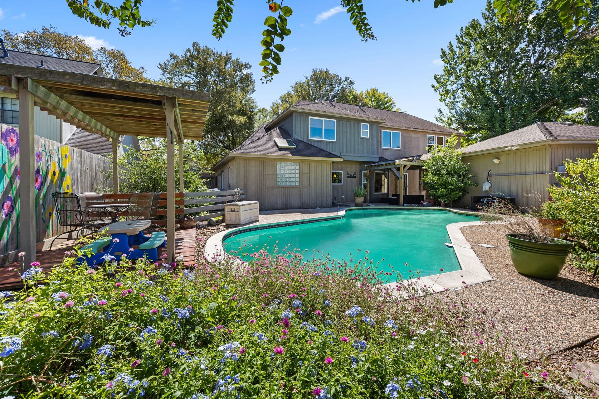 1622 Rambling Stone Drive, Richmond, TX 77406 This is the backyard you have been waiting for! Lush landscaping, colorful blooms, a sparkling pool, and inviting outdoor living spaces come together to create a private retreat. A place to truly call home.