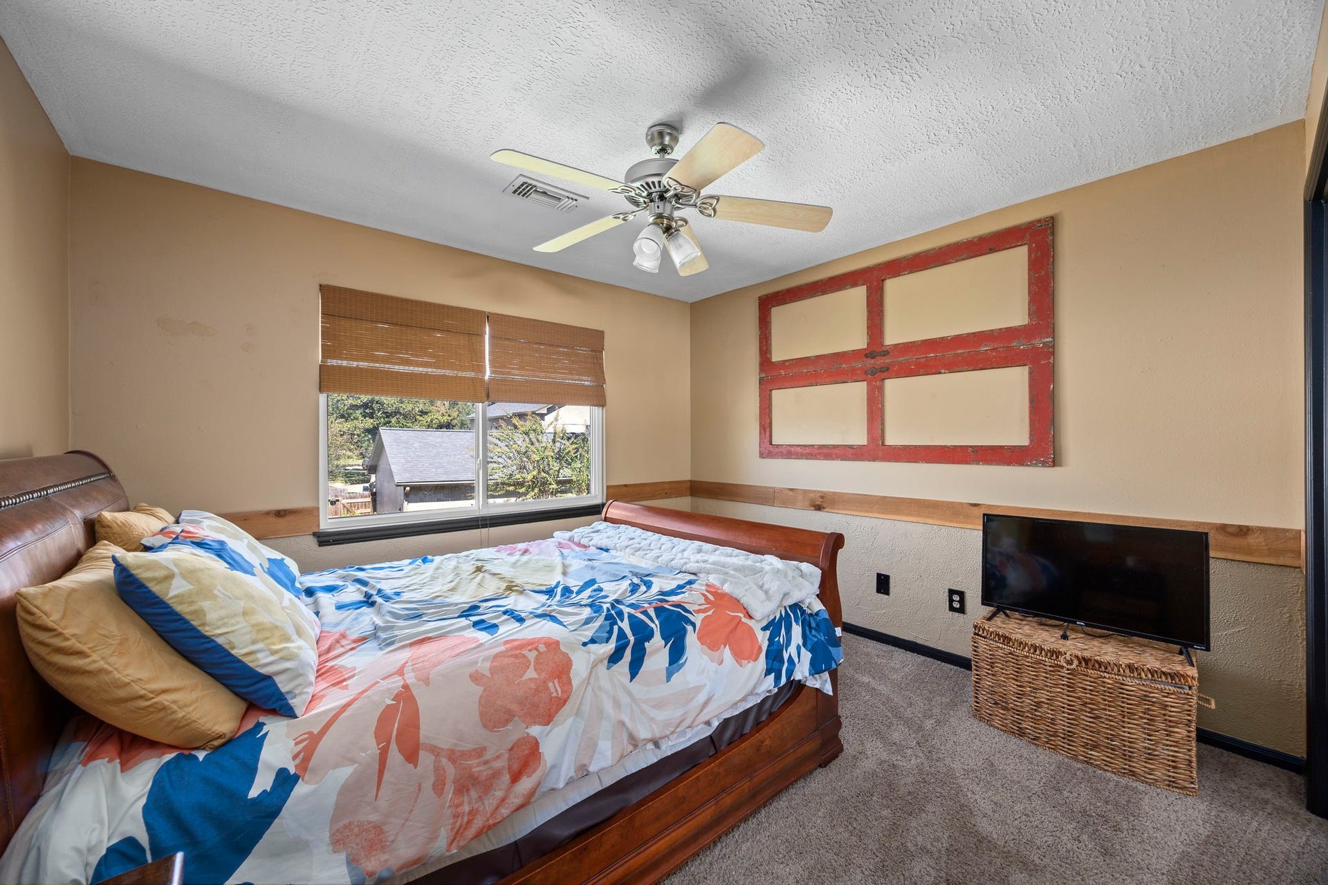 1622 Rambling Stone Drive, Richmond, TX 77406 Upstairs bedroom features a ceiling fan, spacious closet, and window overlooking the outdoors. Convenient access to a shared bathroom.