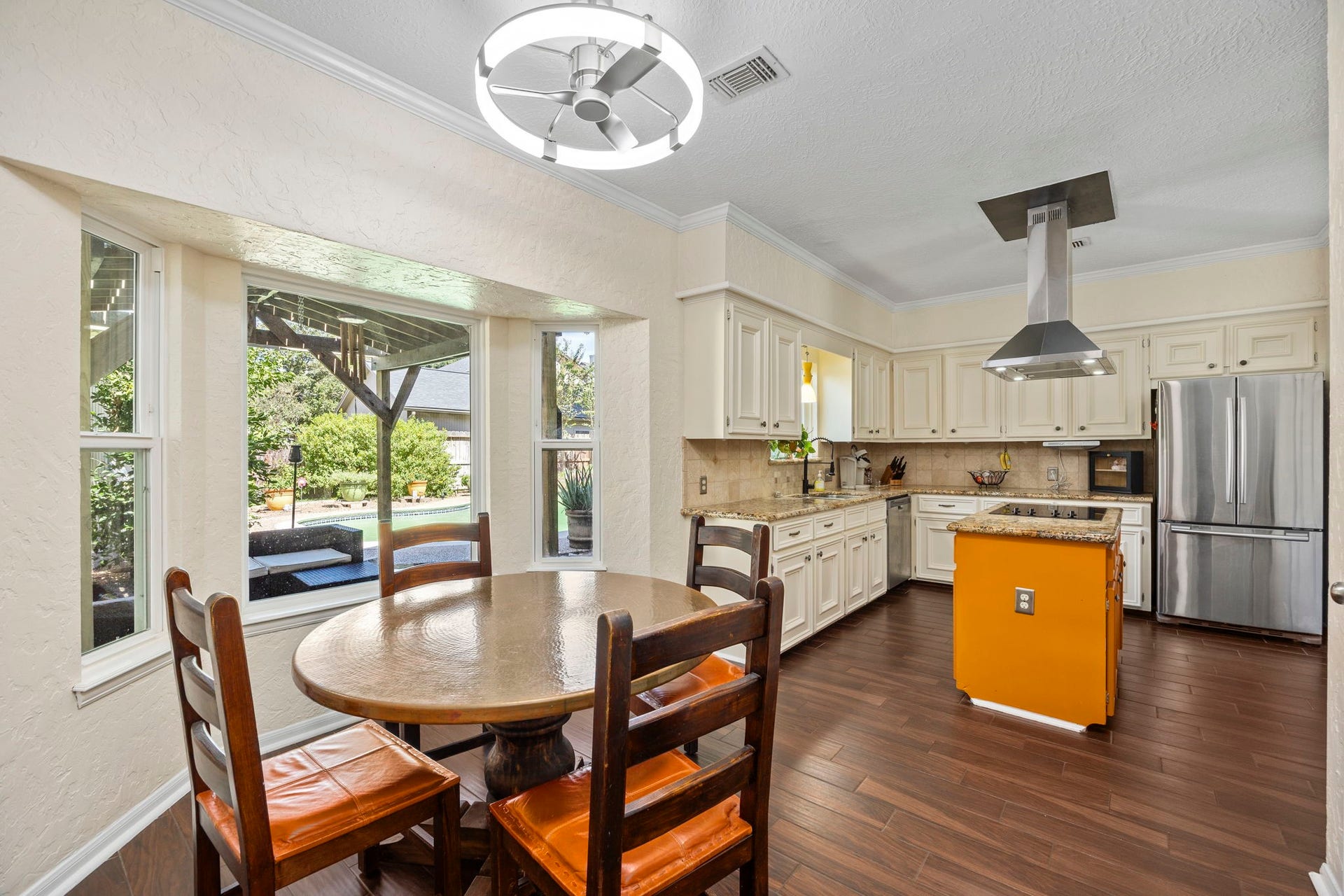 1622 Rambling Stone Drive, Richmond, TX 77406 The breakfast area features a charming bay window overlooking the backyard and pool, with space for casual dining and an open connection to the kitchen. A comfortable spot for morning coffee or everyday meals.