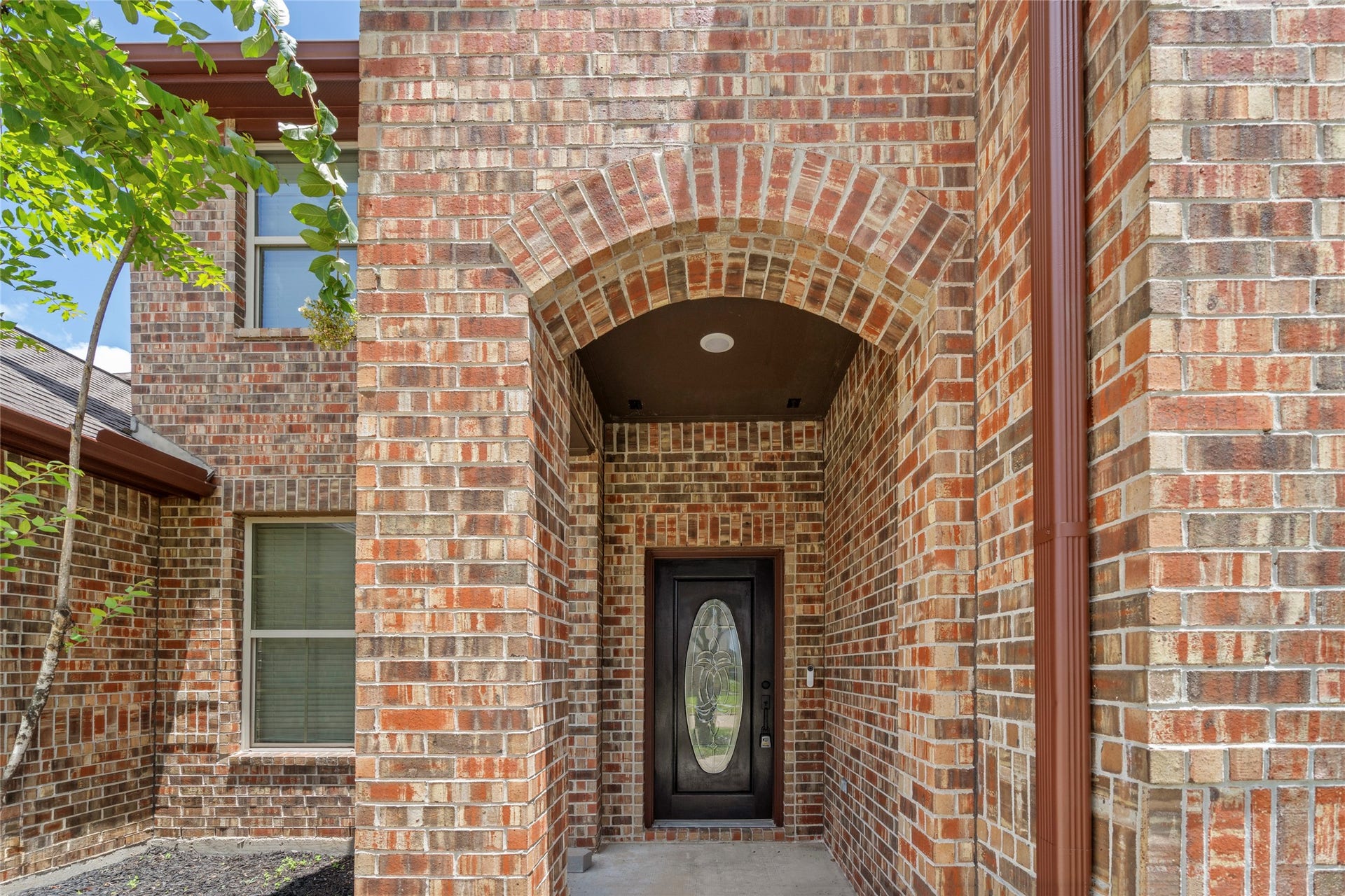 9423 Mineral Rock Lane, Richmond, TX 77407 A graceful arched entry and glass-paneled front door set the tone for the elegance found throughout.
