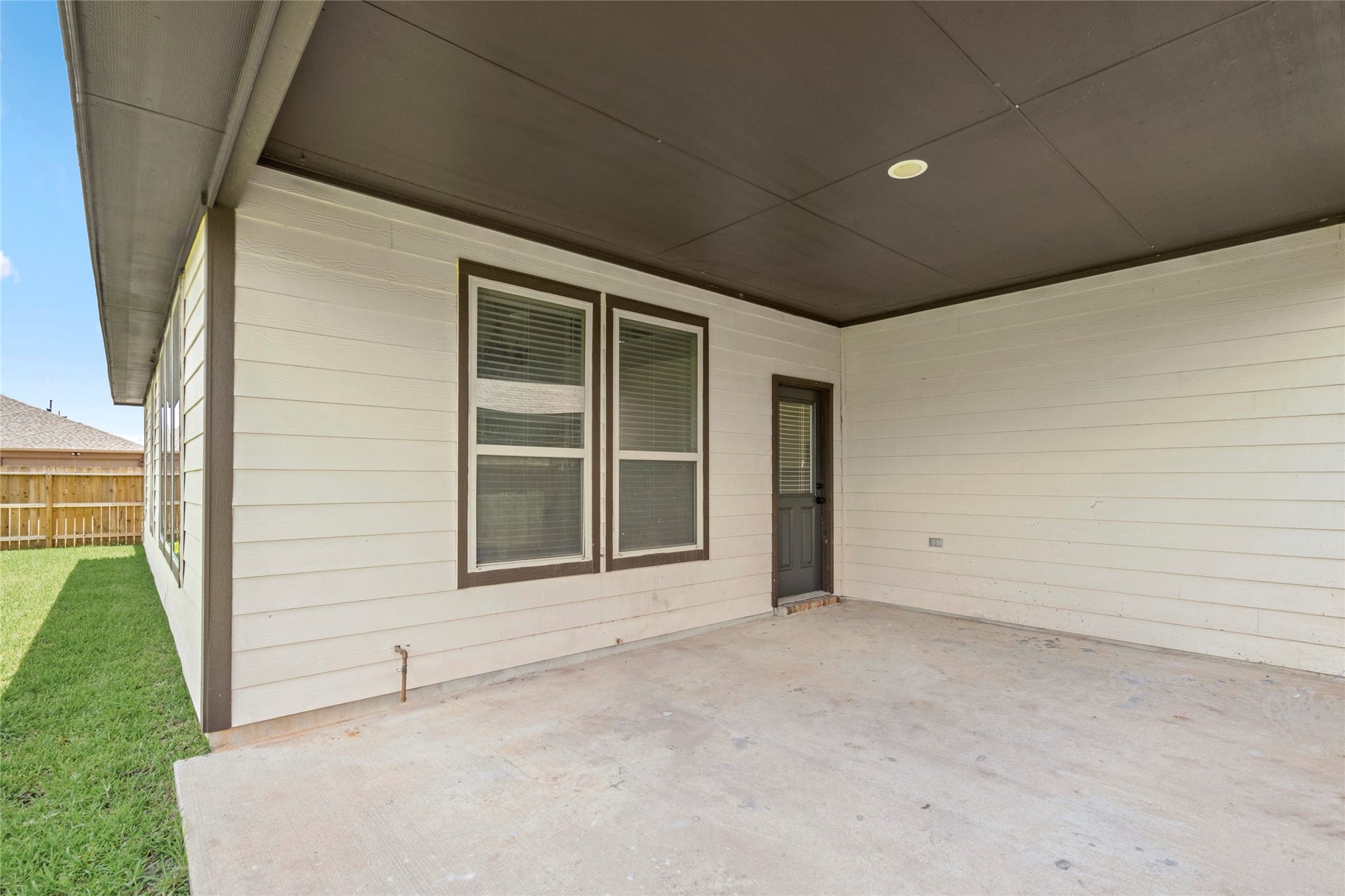 9423 Mineral Rock Lane, Richmond, TX 77407 A spacious patio seamlessly extends into a lush backyard, perfect for outdoor gatherings and relaxation.