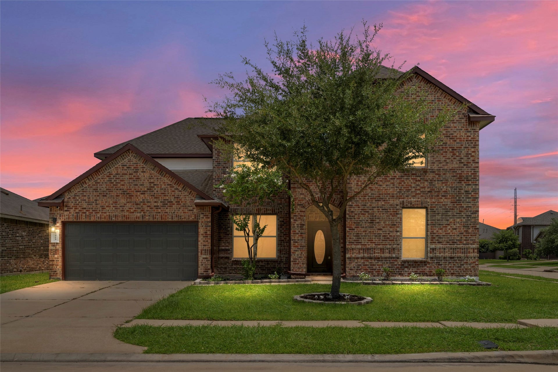 9423 Mineral Rock Lane, Richmond, TX 77407 Picture this at golden hour every evening home. 9423 Mineral Rock Lane offers the space, the light, and the layout to make it happen: five bedrooms, a private downstairs primary suite, and an upstairs built for entertaining.