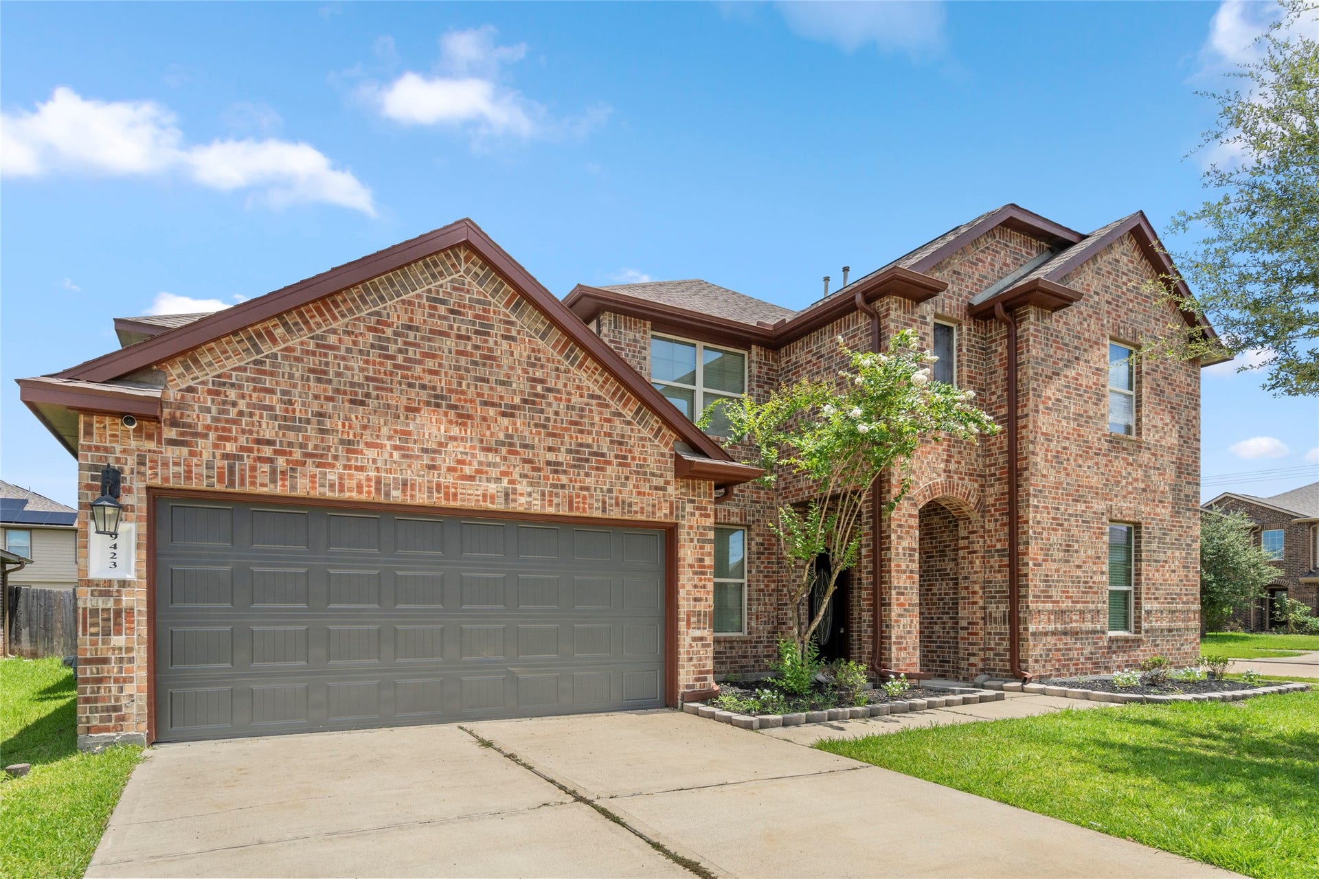 9423 Mineral Rock Lane, Richmond, TX 77407 Timeless brick exterior with manicured landscaping offers the kind of curb appeal that makes a lasting first impression.