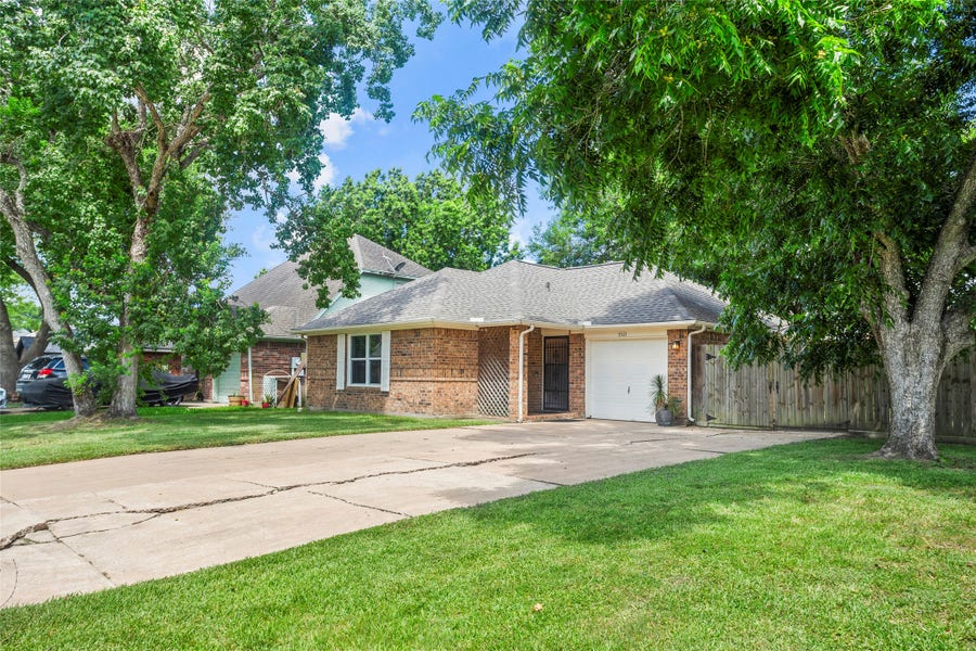 Property photo for 5521 Pecos Street, Dickinson, TX